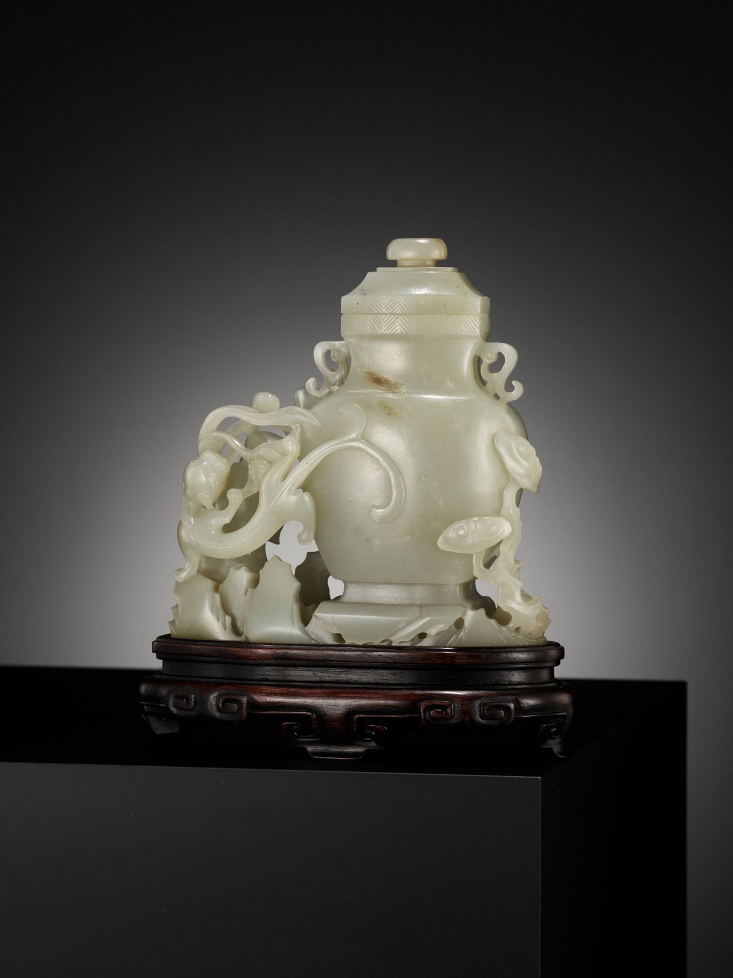 A CELADON JADE 'BOY AND CHILONG' VASE AND COVER, LATE QING TO REPUBLIC PERIOD - Image 8 of 12