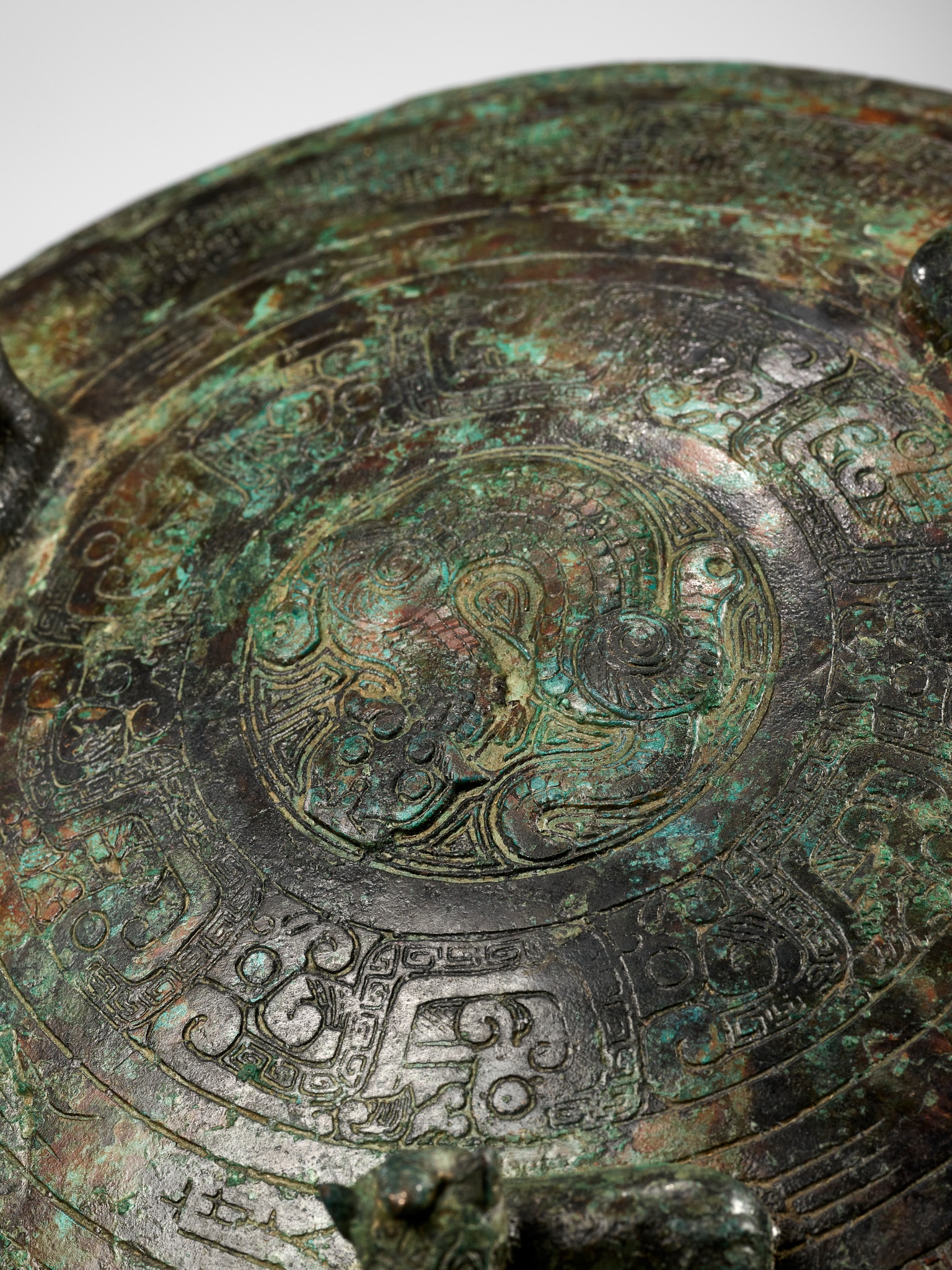 A LARGE INSCRIBED BRONZE RITUAL FOOD VESSEL AND COVER, DING, SPRING AND AUTUMN PERIOD - Image 6 of 24