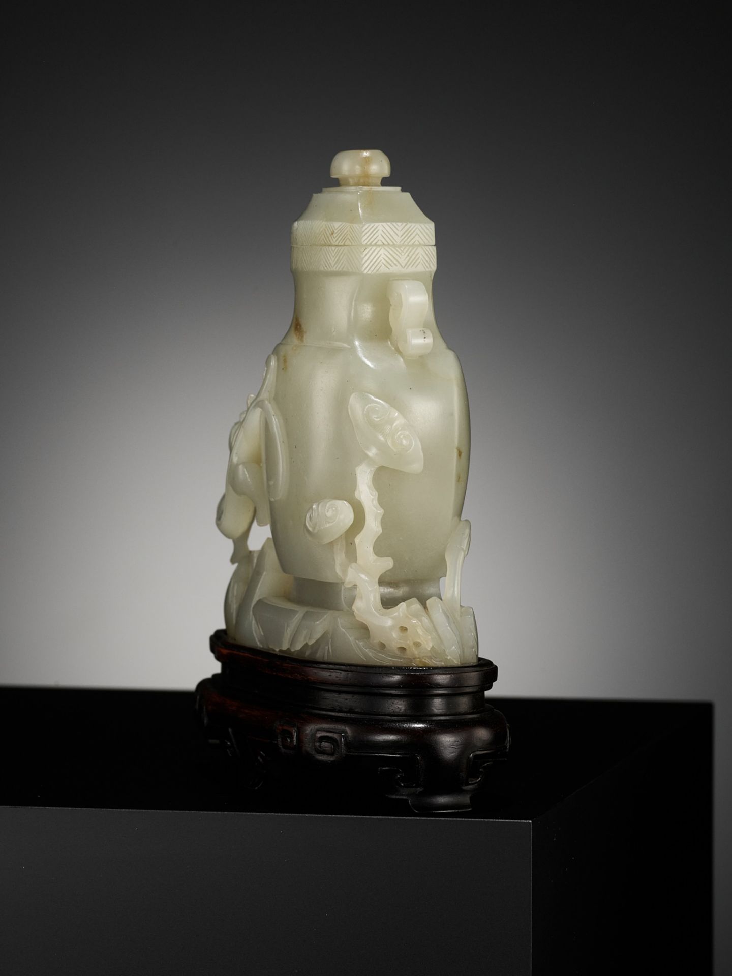 A CELADON JADE 'BOY AND CHILONG' VASE AND COVER, LATE QING TO REPUBLIC PERIOD - Image 10 of 12