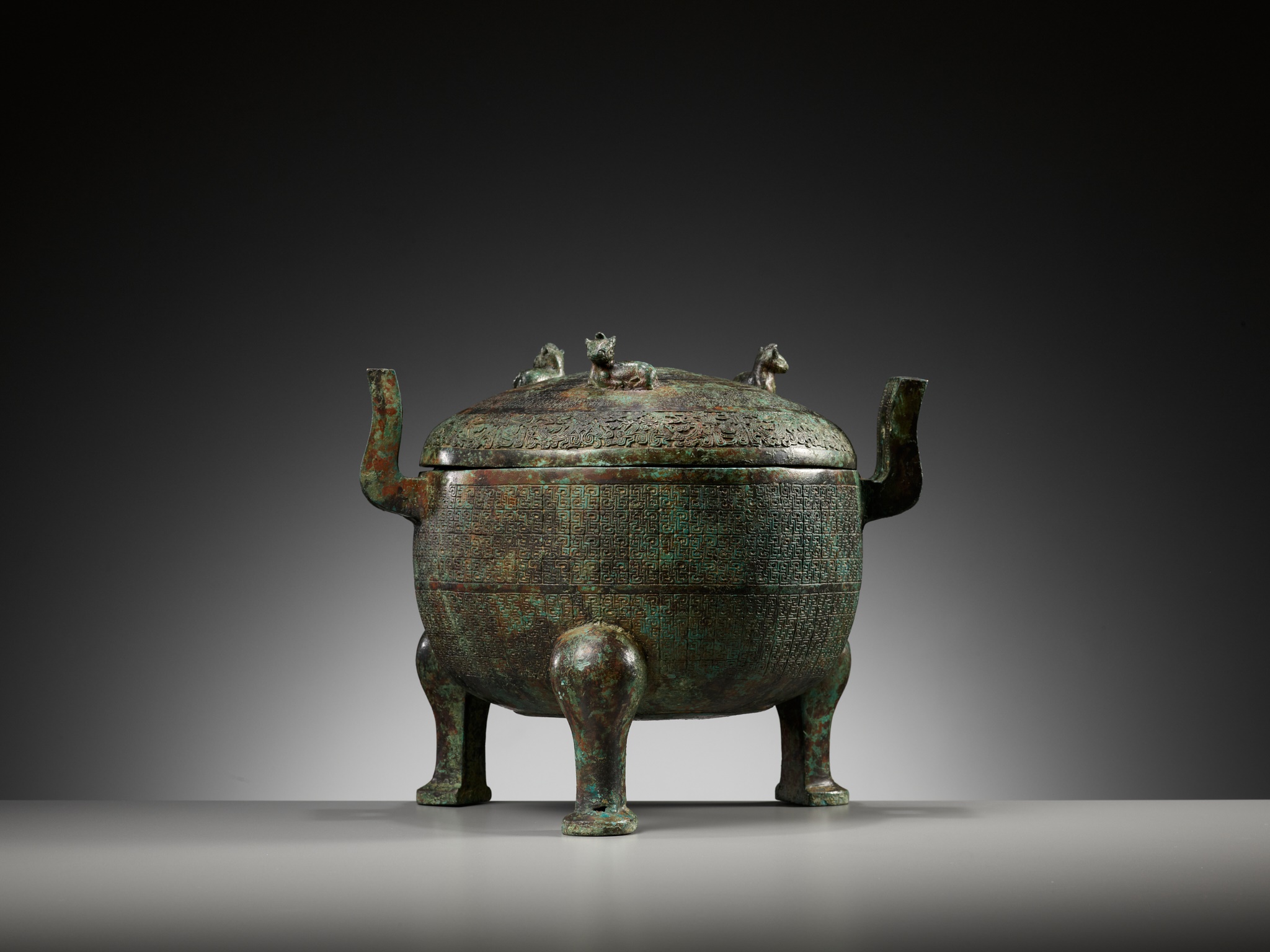 A LARGE INSCRIBED BRONZE RITUAL FOOD VESSEL AND COVER, DING, SPRING AND AUTUMN PERIOD - Image 10 of 24