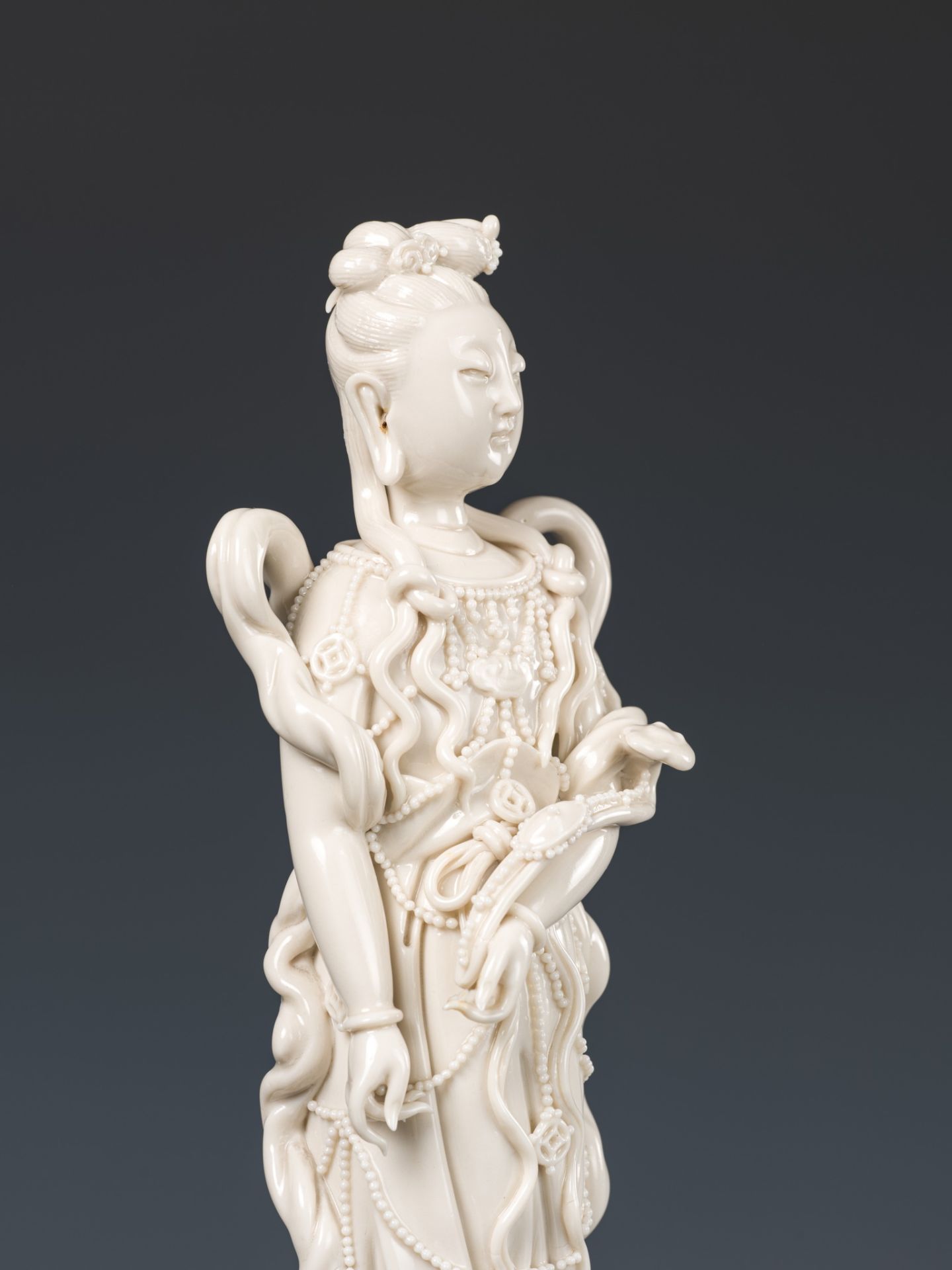 A DEHUA FIGURE OF GUANYIN, BY CHEN WEI, 18TH-19TH CENTURY - Image 3 of 8
