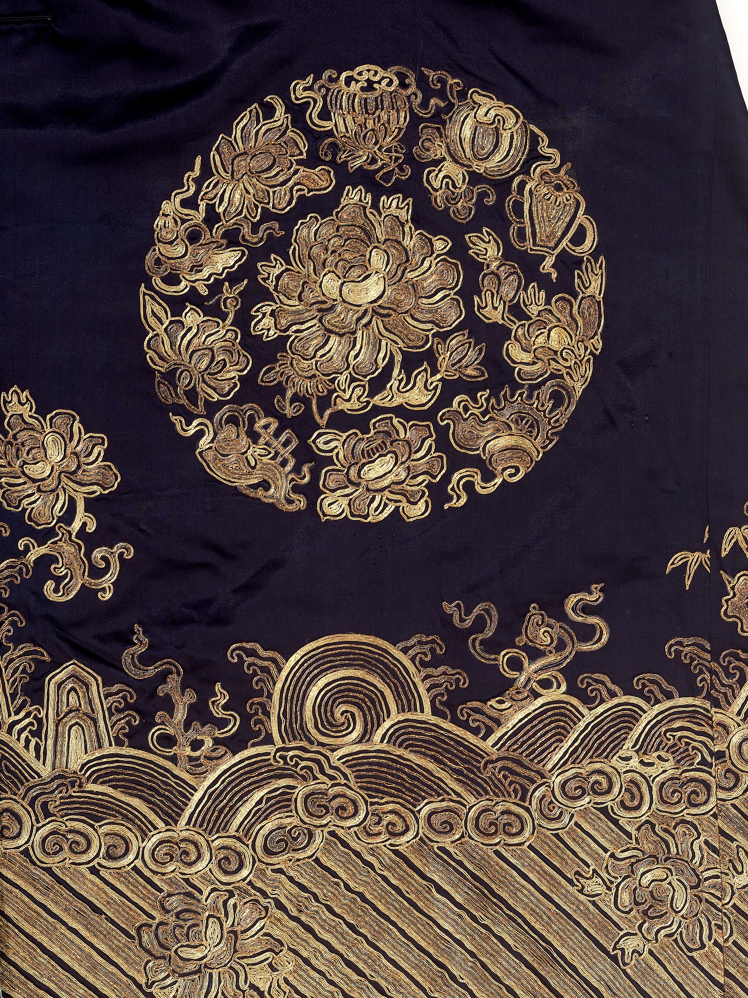 A WOMAN'S SILVER AND GOLD-EMBROIDERED SILK ROUNDEL ROBE, 19TH CENTURY - Image 9 of 14