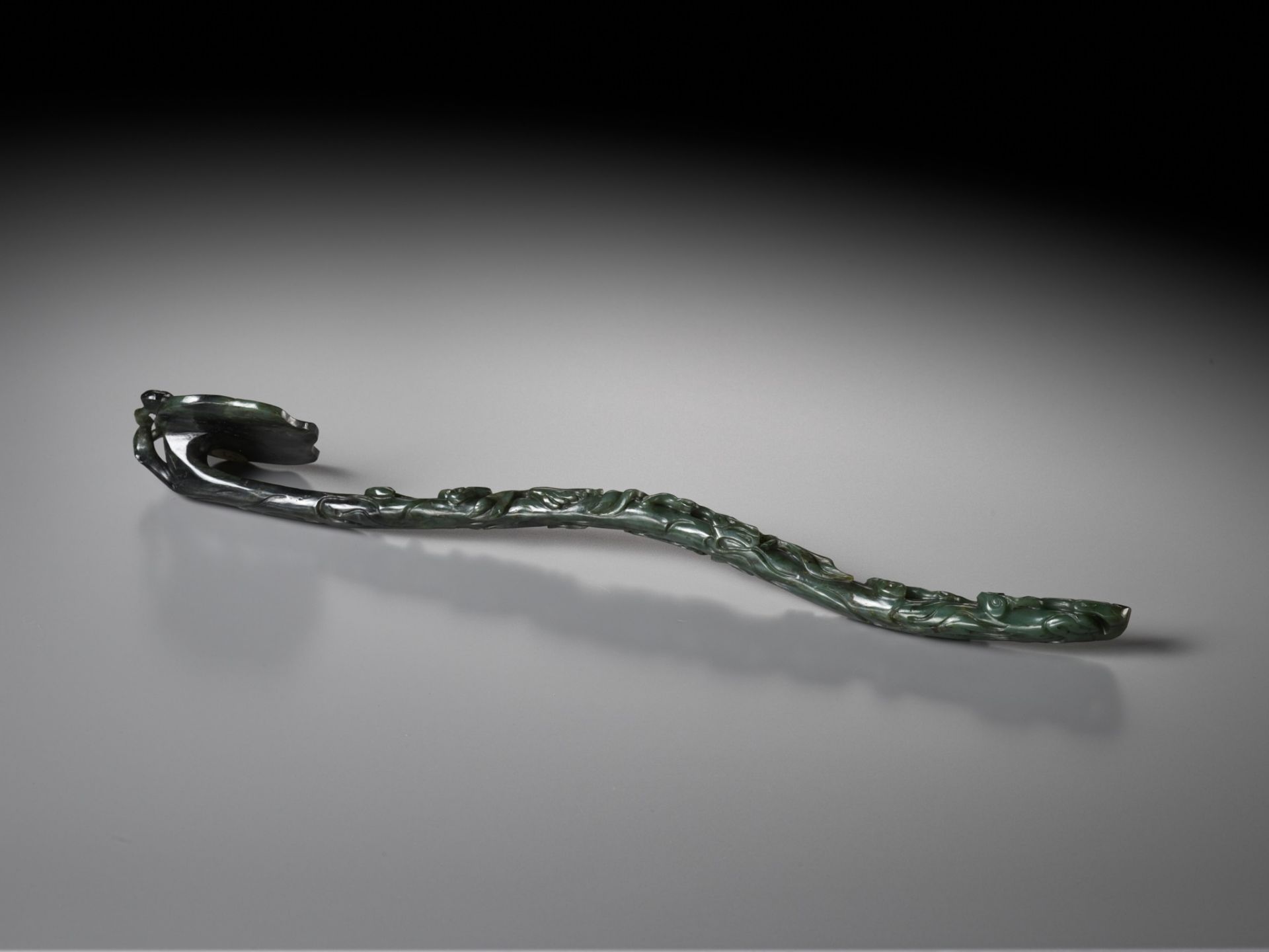 A SPINACH-GREEN JADE 'LINGZHI AND FINGER CITRON' RUYI SCEPTER, CHINA, 18TH CENTURY - Bild 6 aus 14
