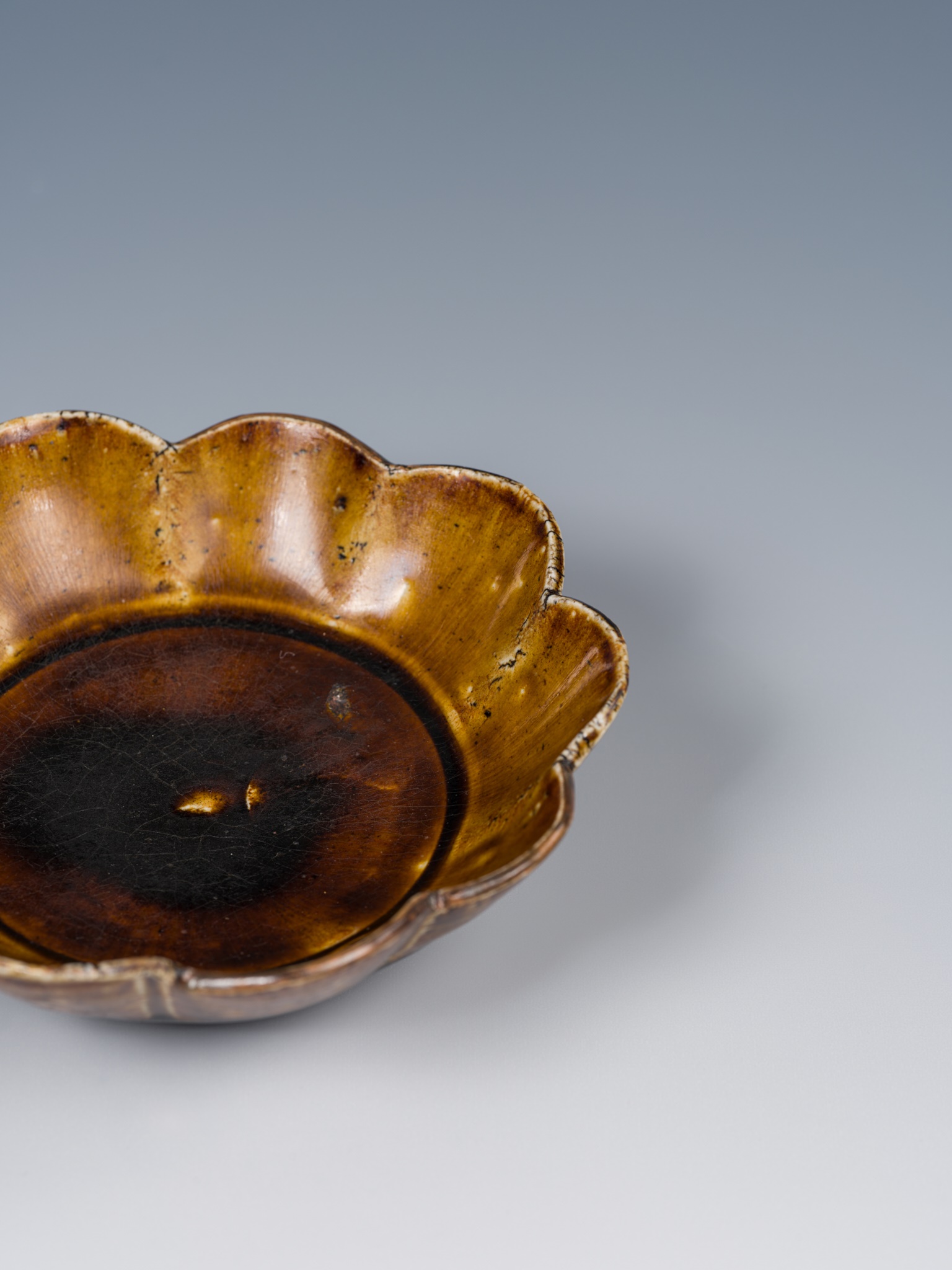 A BROWN-GLAZED FOLIATE-RIMMED DISH, LIAO TO EARLY SONG DYNASTY - Image 8 of 11