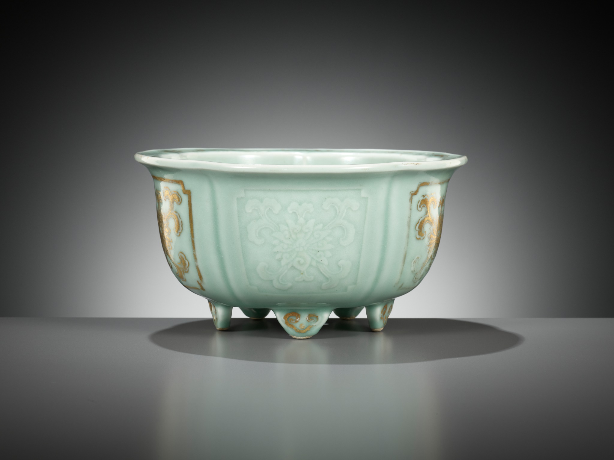 A MOLDED, LOBED AND GILT CELADON-GLAZED JARDINIERE, QIANLONG MARK AND PERIOD - Image 7 of 13