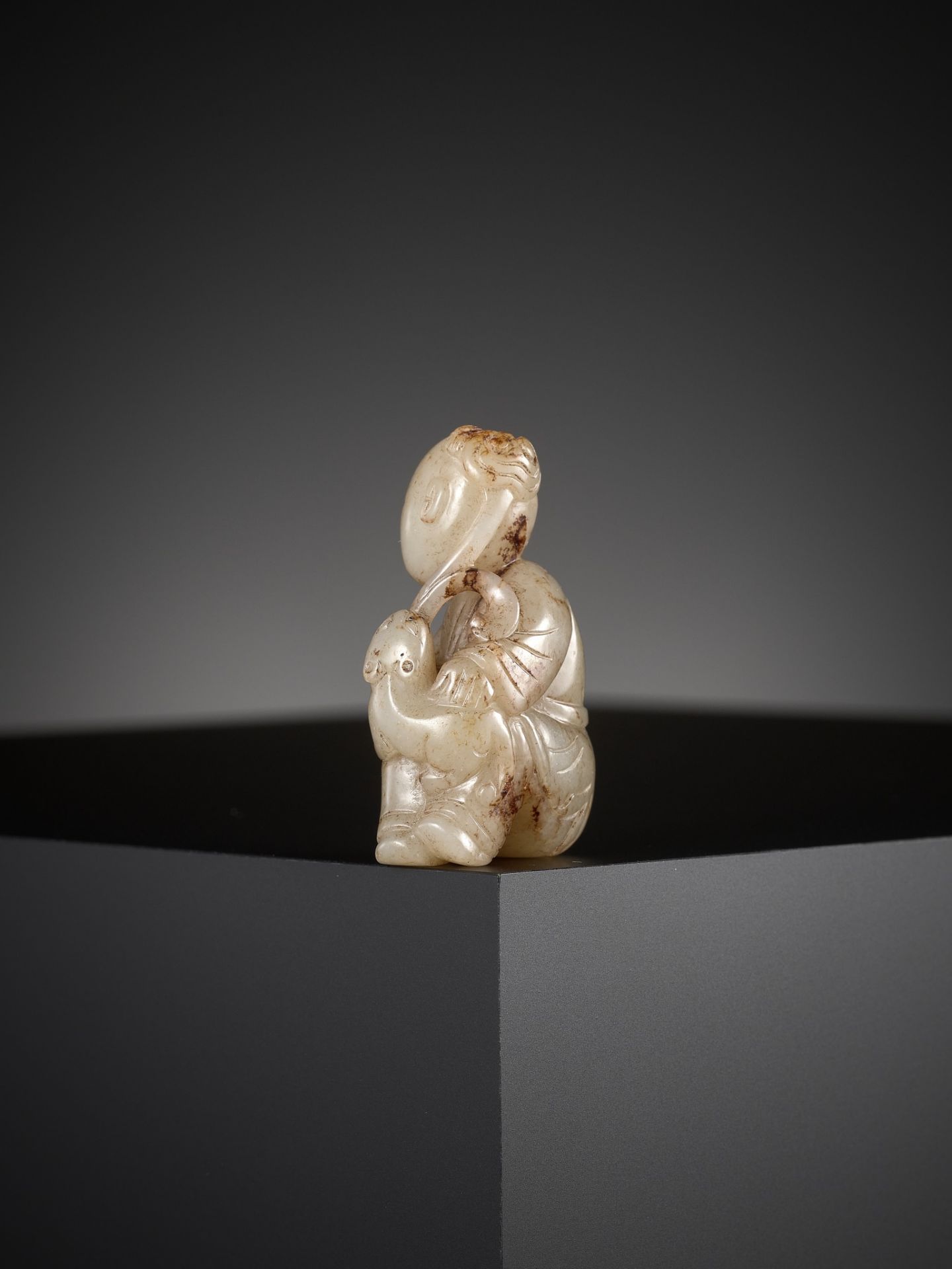 A 'CAT AND BOY' JADE PENDANT, CHINA, 17TH CENTURY - Image 6 of 12