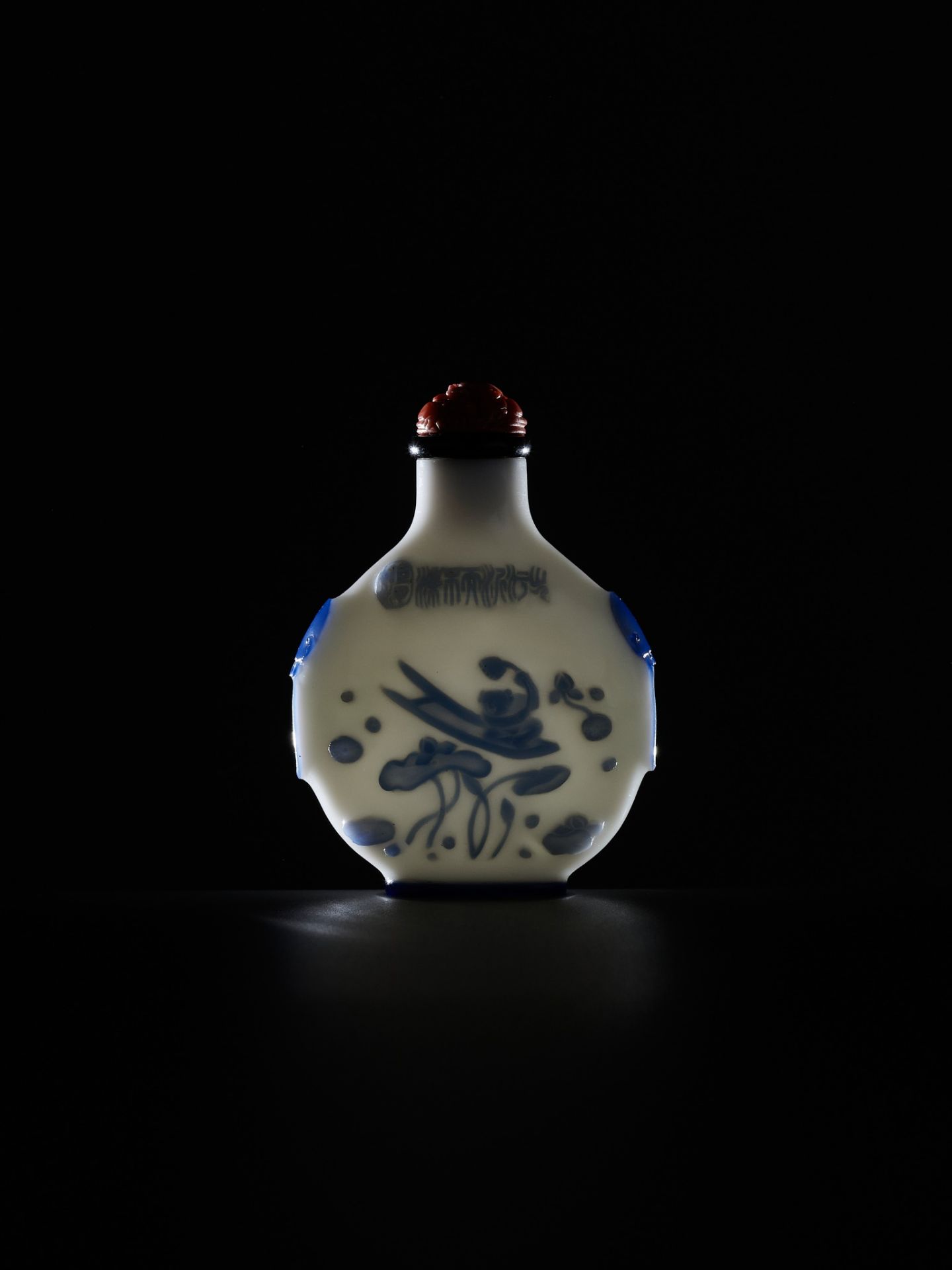 AN INSCRIBED SAPPHIRE-BLUE OVERLAY GLASS SNUFF BOTTLE, YANGZHOU SCHOOL, CHINA, 1800-1880 - Bild 9 aus 20