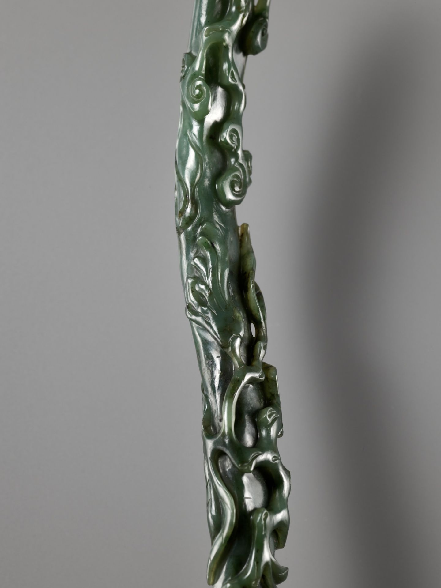 A SPINACH-GREEN JADE 'LINGZHI AND FINGER CITRON' RUYI SCEPTER, CHINA, 18TH CENTURY - Bild 14 aus 14