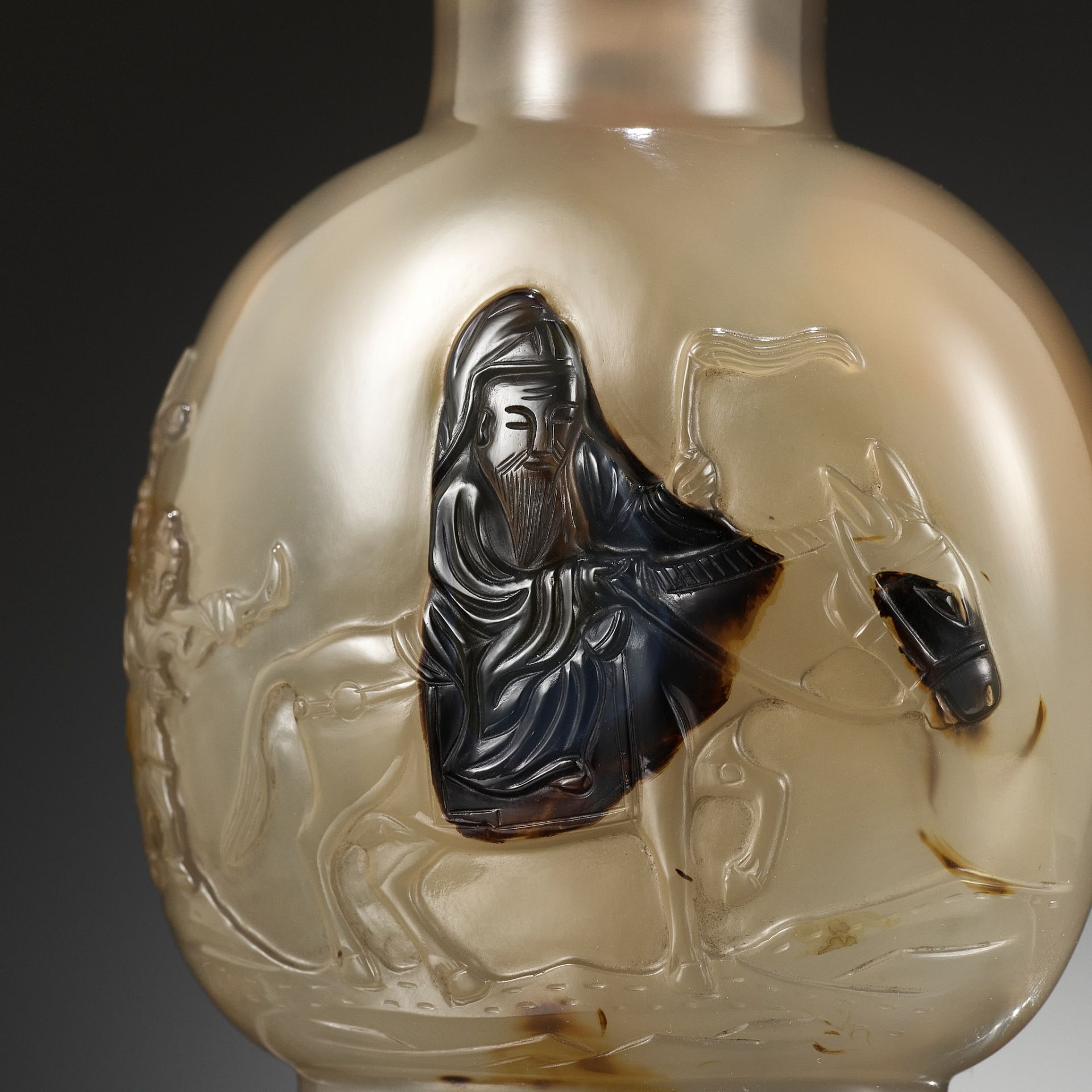 A CAMEO AGATE SNUFF BOTTLE,ATTRIBUTED TO THE CAMEO INK-PLAY MASTER,OFFICIAL SCHOOL,POSSIBLY IMPERIAL