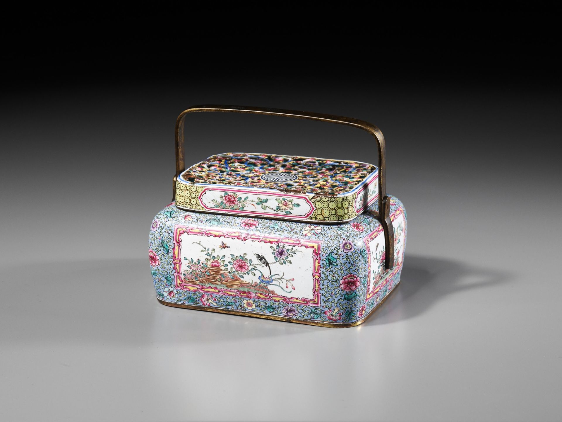 AN EXCEEDINGLY RARE IMPERIAL ENAMELED COPPER HANDWARMER, QIANLONG MARK AND PERIOD - Bild 13 aus 27