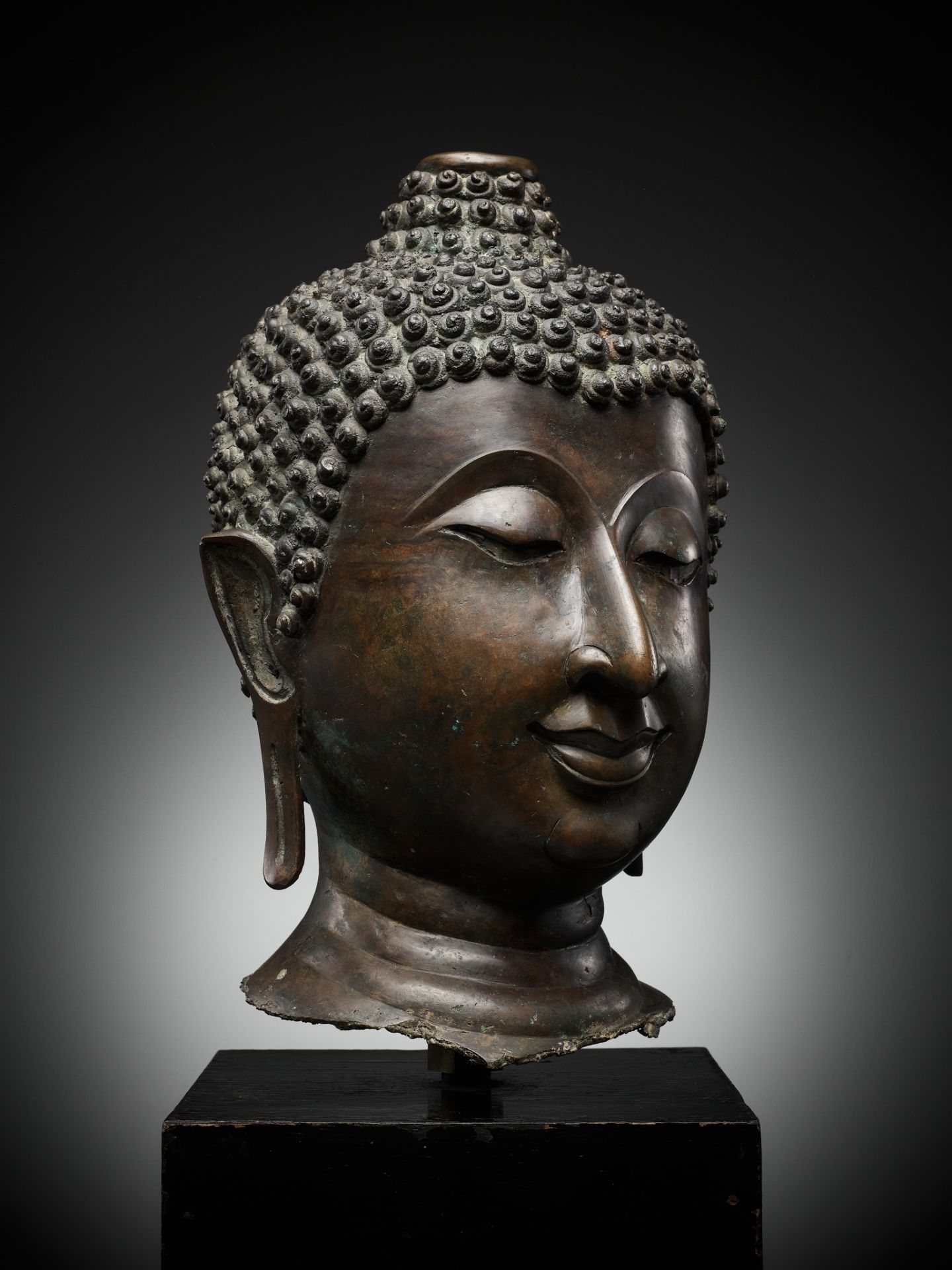A MONUMENTAL BRONZE HEAD OF BUDDHA, LAN NA, NORTHERN THAILAND, 14TH-15th CENTURY - Image 7 of 16