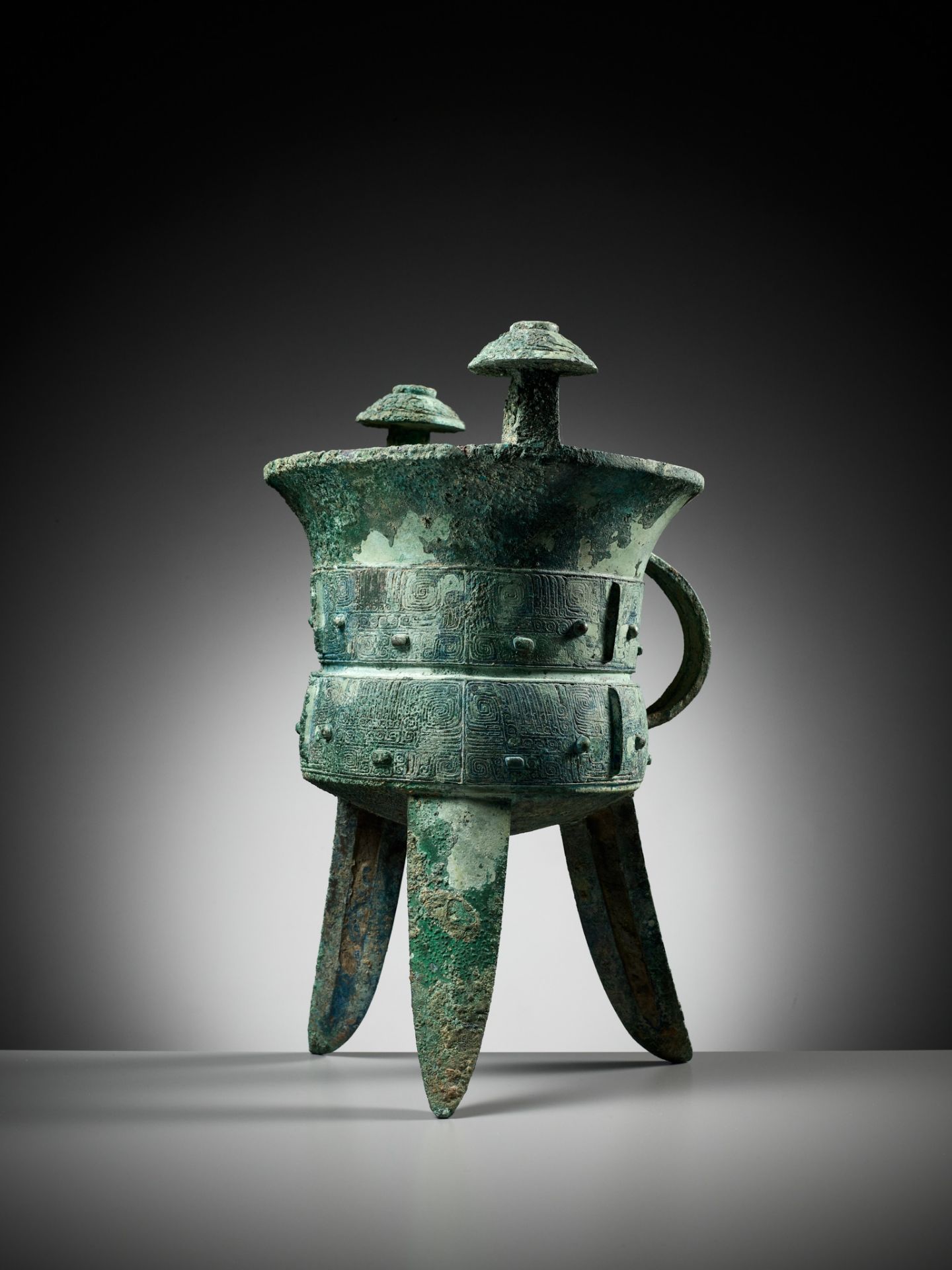 AN EXCEPTIONALLY LARGE AND MASSIVE BRONZE RITUAL TRIPOD WINE VESSEL, JIA, WITH A CLAN MARK, SHANG - Image 14 of 29