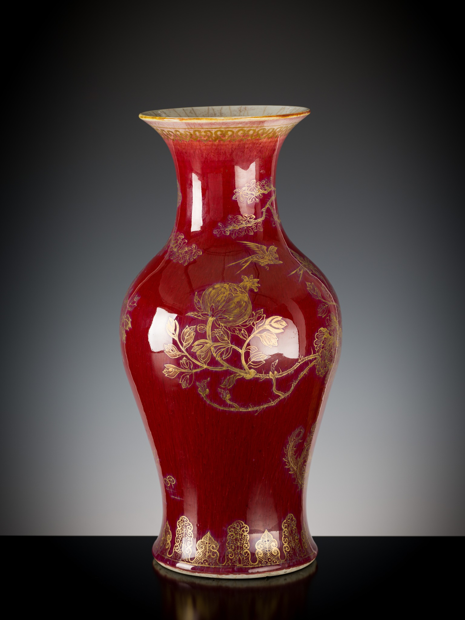 A RED-GLAZED AND GILT DECORATED 'BIRDS WORSHIPPING THE PHOENIX' VASE, LATE QING DYNASTY - Image 5 of 8