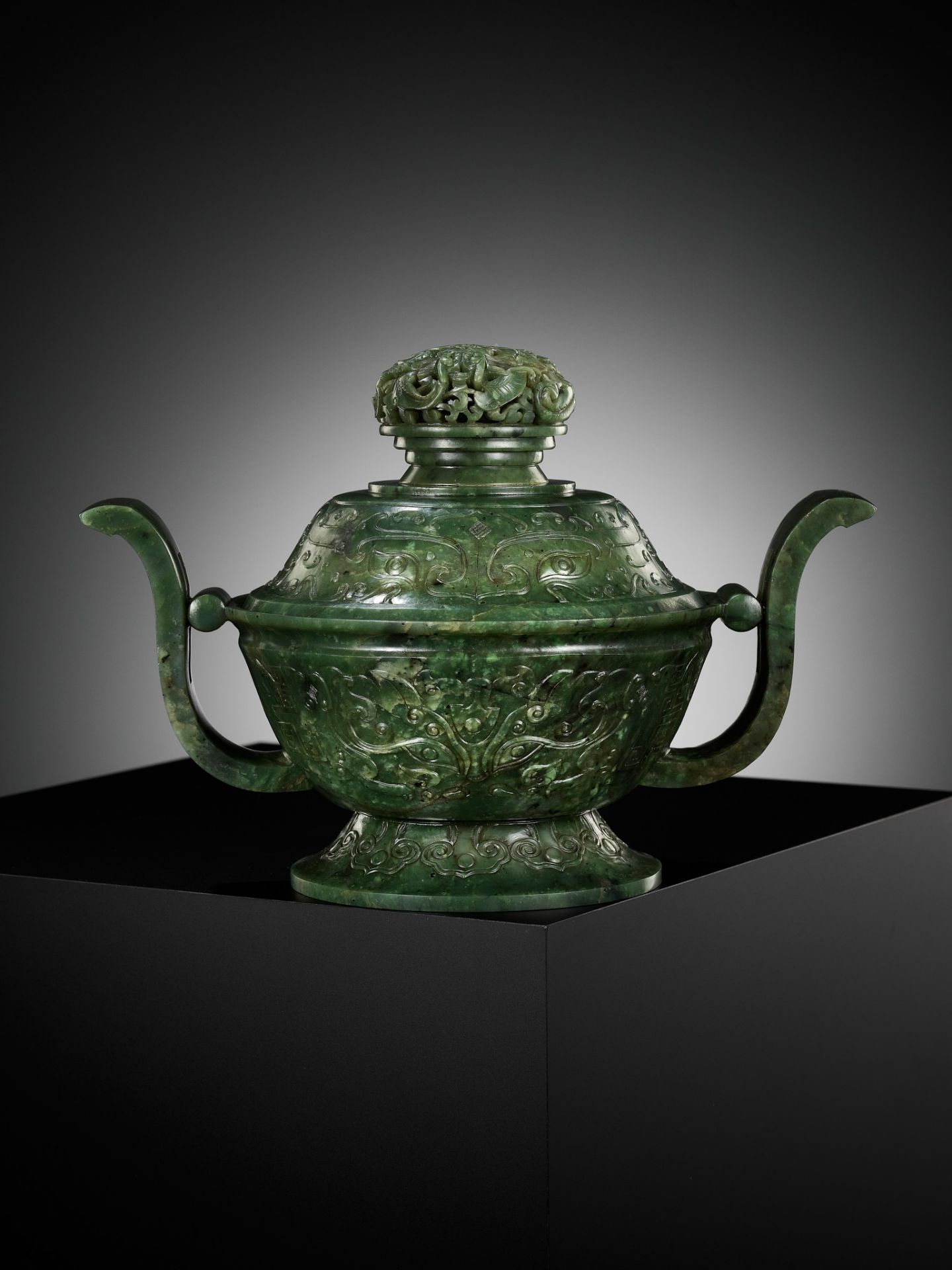 A SPINACH-GREEN JADE GUI-FORM CENSER AND COVER, QIANLONG PERIOD - Image 15 of 20