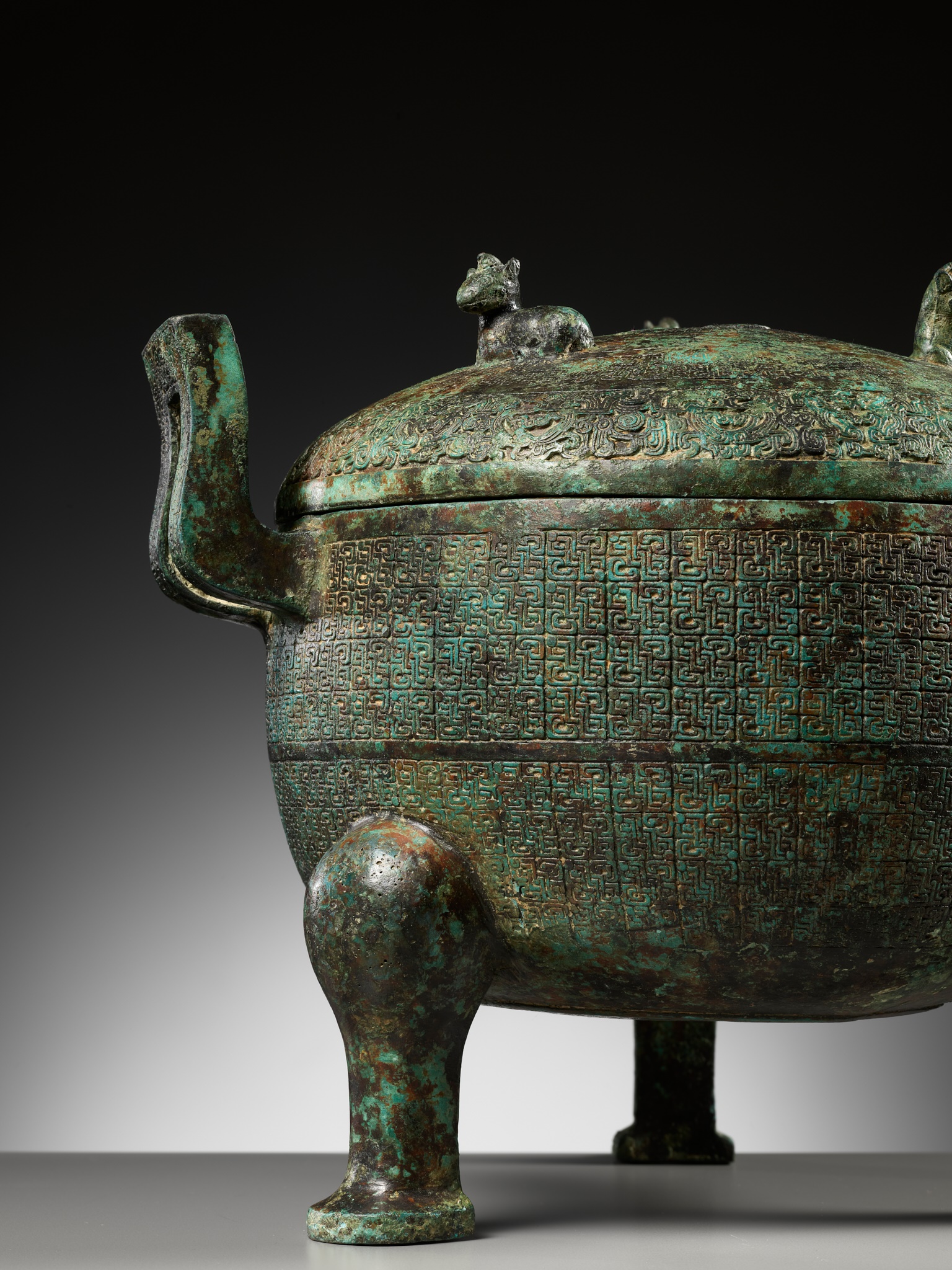 A LARGE INSCRIBED BRONZE RITUAL FOOD VESSEL AND COVER, DING, SPRING AND AUTUMN PERIOD - Image 15 of 24