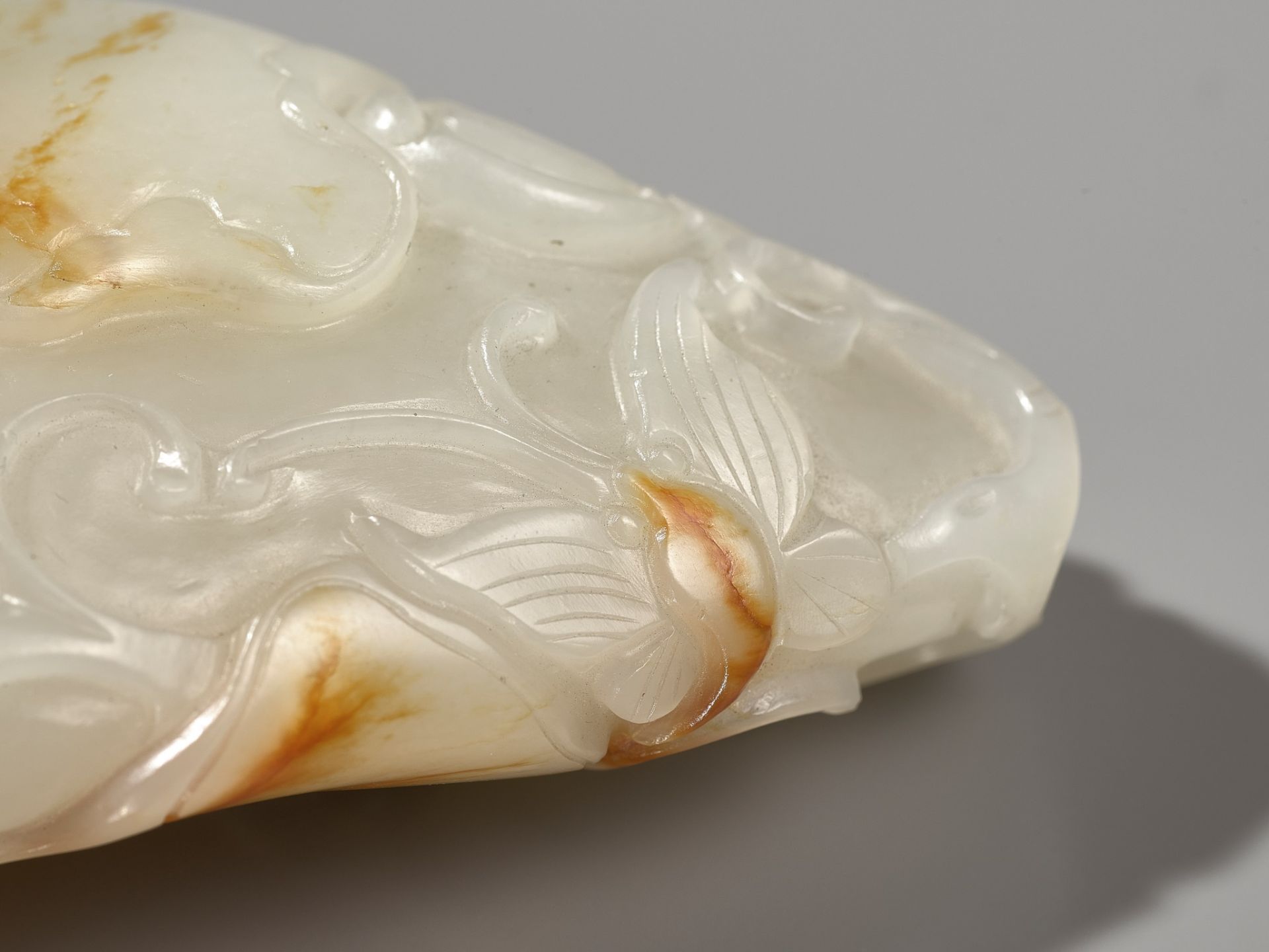 A WHITE AND RUSSET JADE 'GOURD AND BUTTERFLY' SNUFF BOTTLE, CHINA, 18TH CENTURY - Bild 2 aus 10