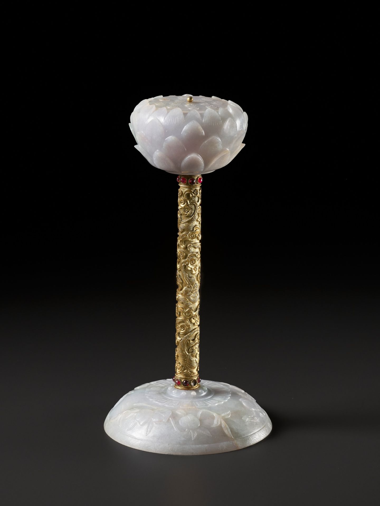 AN IMPERIAL JADE, GILT-BRONZE, AND RUBY-INLAID 'LOTUS AND BATS' HAT STAND, QIANLONG PERIOD - Image 8 of 18
