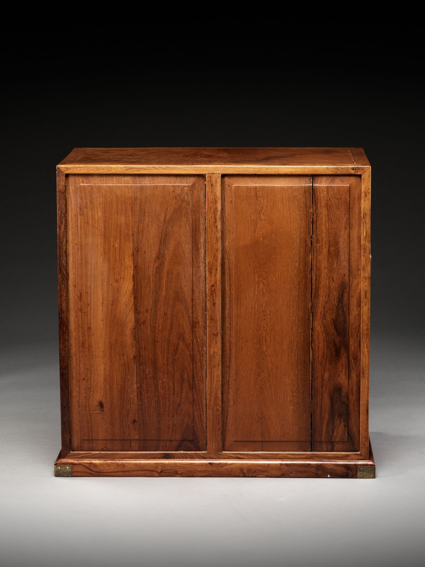 A LARGE HUANGHUALI APOTHECARY CABINET (YAOGUI) WITH FOURTEEN DRAWERS, EARLY QING DYNASTY - Bild 19 aus 20