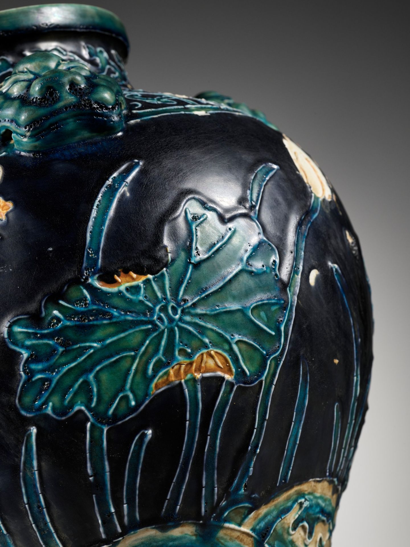 AN EARLY FAHUA-GLAZED 'LOTUS' JAR, GUAN, WITH FOUR LION-MASK HANDLES, MING DYNASTY - Image 10 of 14