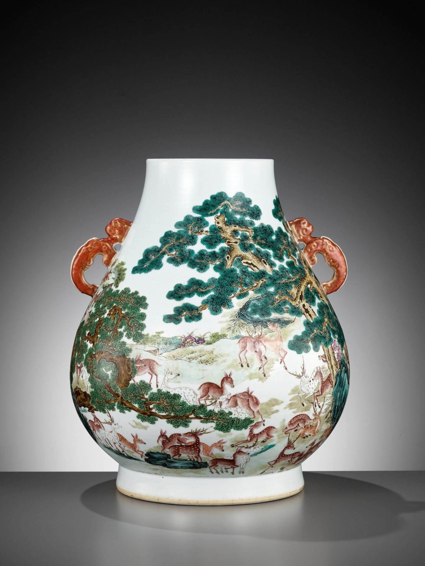A FAMILLE ROSE 'HUNDRED DEER' (BAI LU) HU-FORM VASE, LATE QING TO EARLY REPUBLIC PERIOD - Bild 13 aus 17