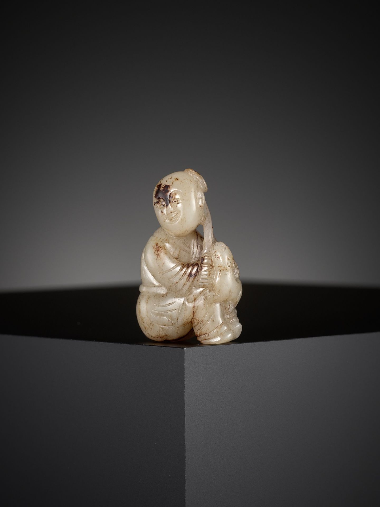 A 'CAT AND BOY' JADE PENDANT, CHINA, 17TH CENTURY - Image 11 of 12