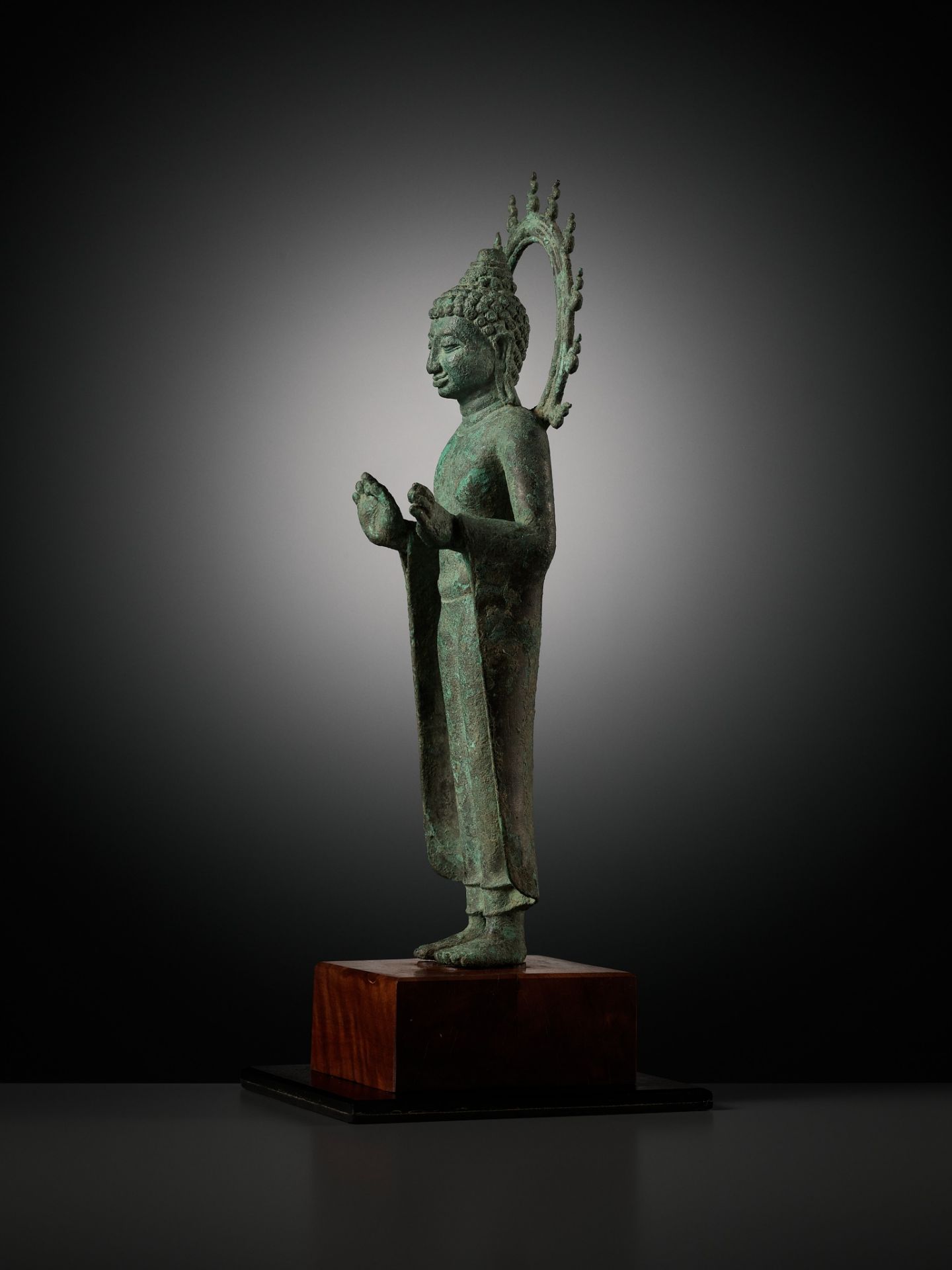 A BRONZE STATUE OF BUDDHA WITHIN A FLAMING AUREOLE, INDONESIA, CENTRAL JAVA, 8TH-9TH CENTURY - Bild 12 aus 19