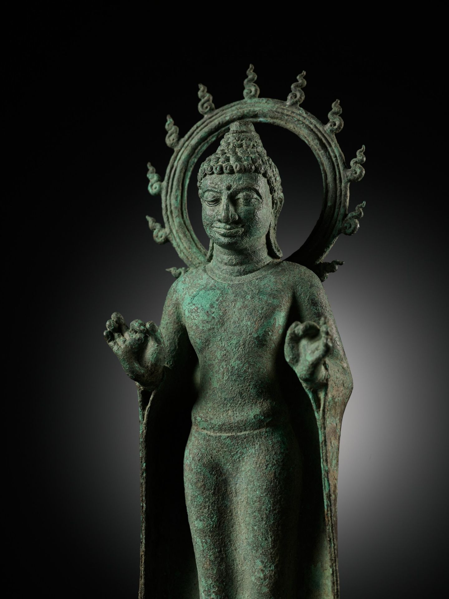 A BRONZE STATUE OF BUDDHA WITHIN A FLAMING AUREOLE, INDONESIA, CENTRAL JAVA, 8TH-9TH CENTURY - Bild 10 aus 19