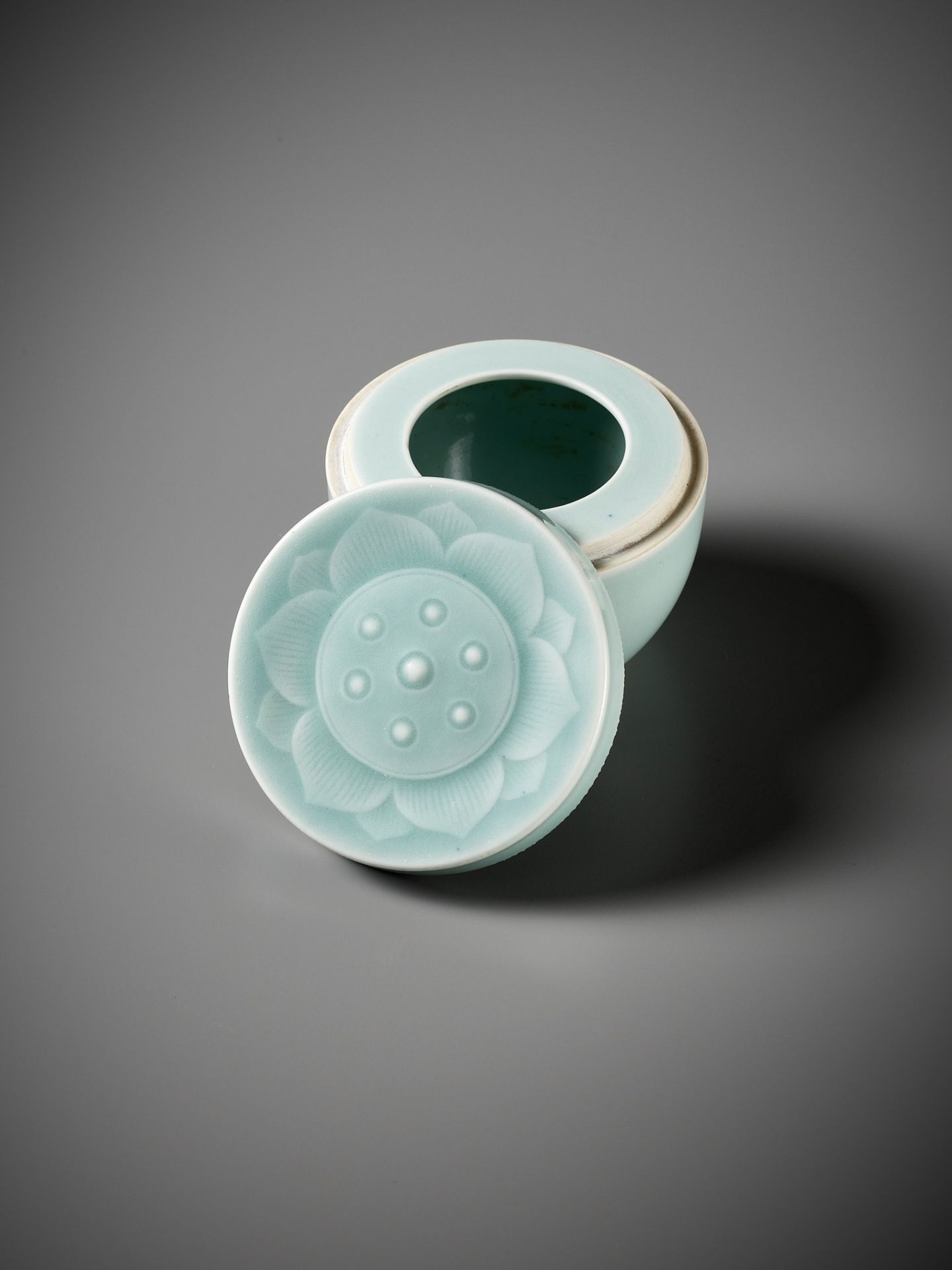 A CELADON-GLAZED LOTUS POD-FORM BOX AND COVER, QING DYNASTY - Image 11 of 14