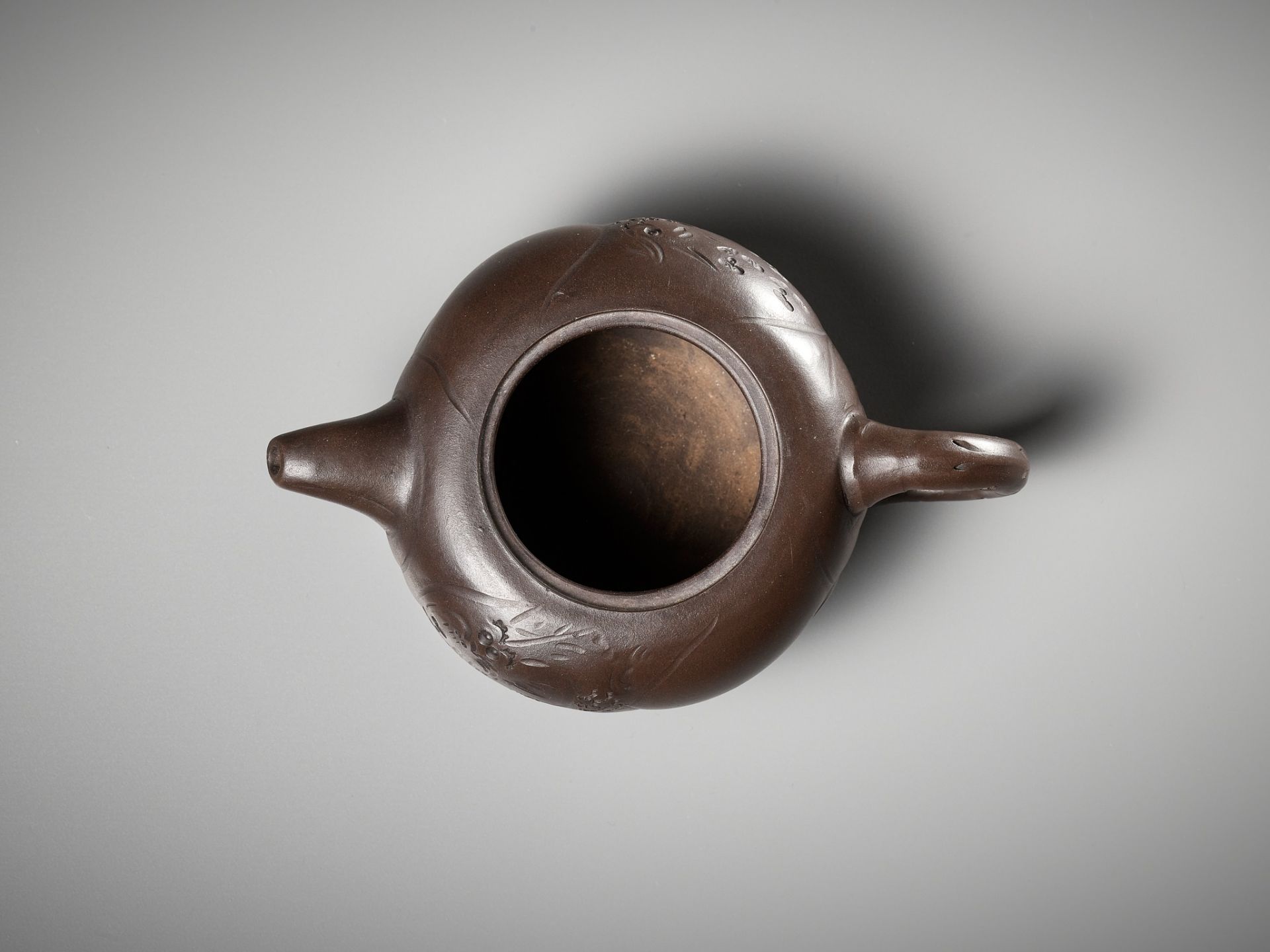 A YIXING STONEWARE 'DRAGON AND CARP' TEAPOT AND COVER, BY WANG YUYING, REPUBLIC PERIOD - Image 14 of 15