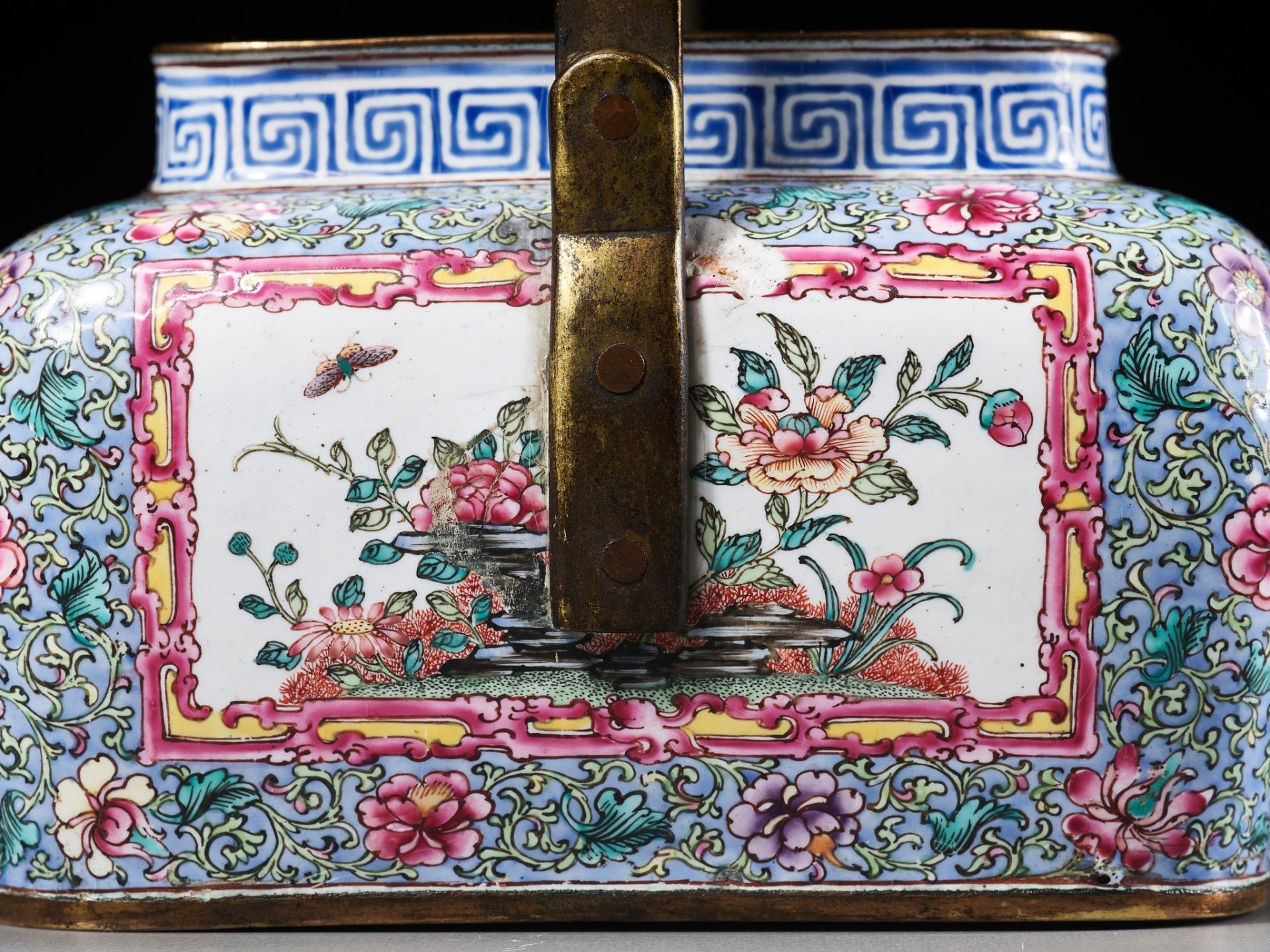 AN EXCEEDINGLY RARE IMPERIAL ENAMELED COPPER HANDWARMER, QIANLONG MARK AND PERIOD - Bild 20 aus 27