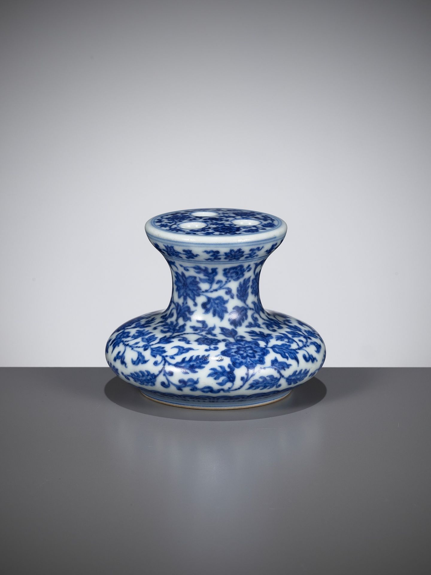 A BLUE AND WHITE MING-STYLE FLOWER-HOLDER, QIANLONG MARK AND PERIOD - Image 11 of 15