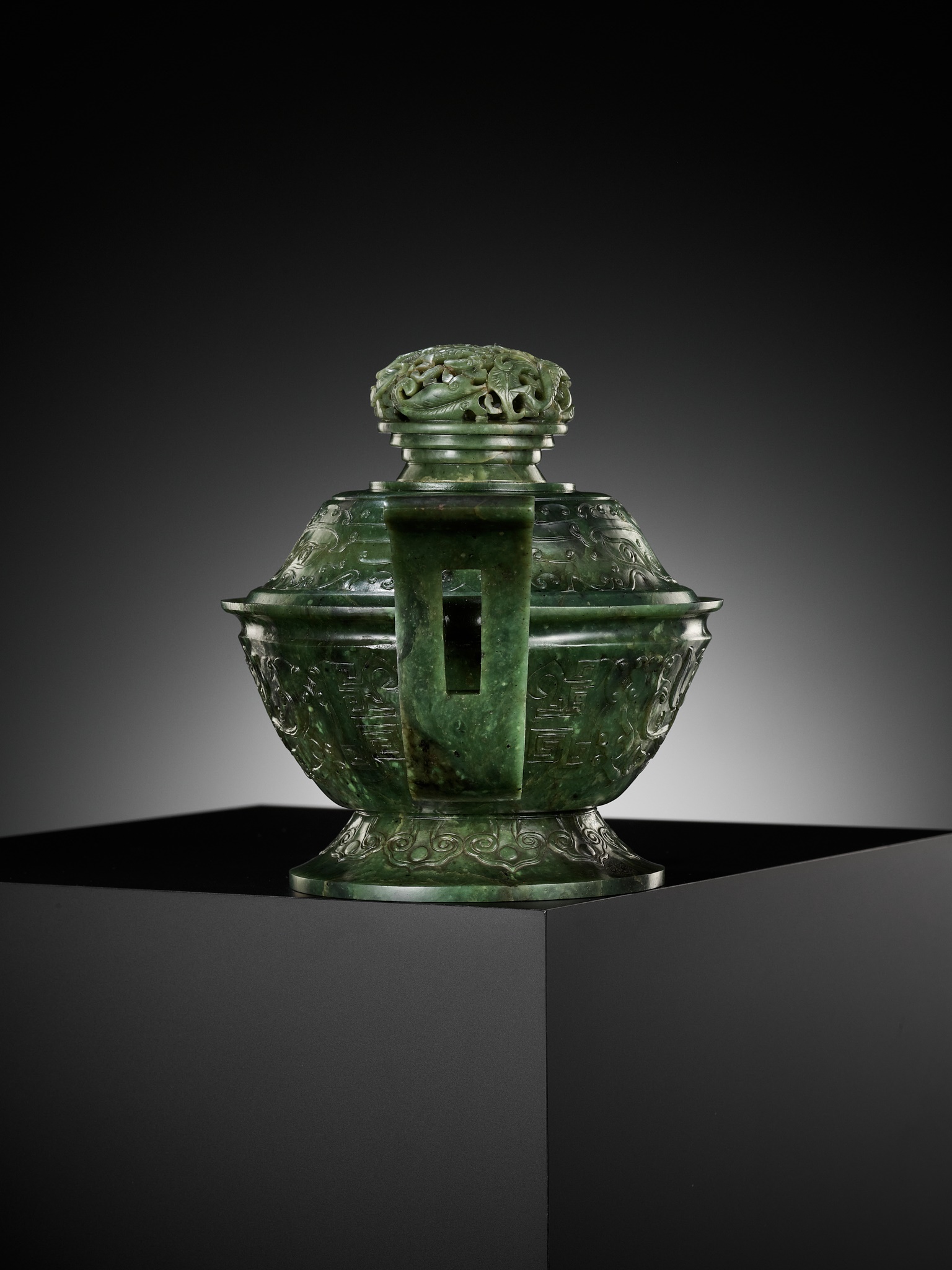 A SPINACH-GREEN JADE GUI-FORM CENSER AND COVER, QIANLONG PERIOD - Image 16 of 20