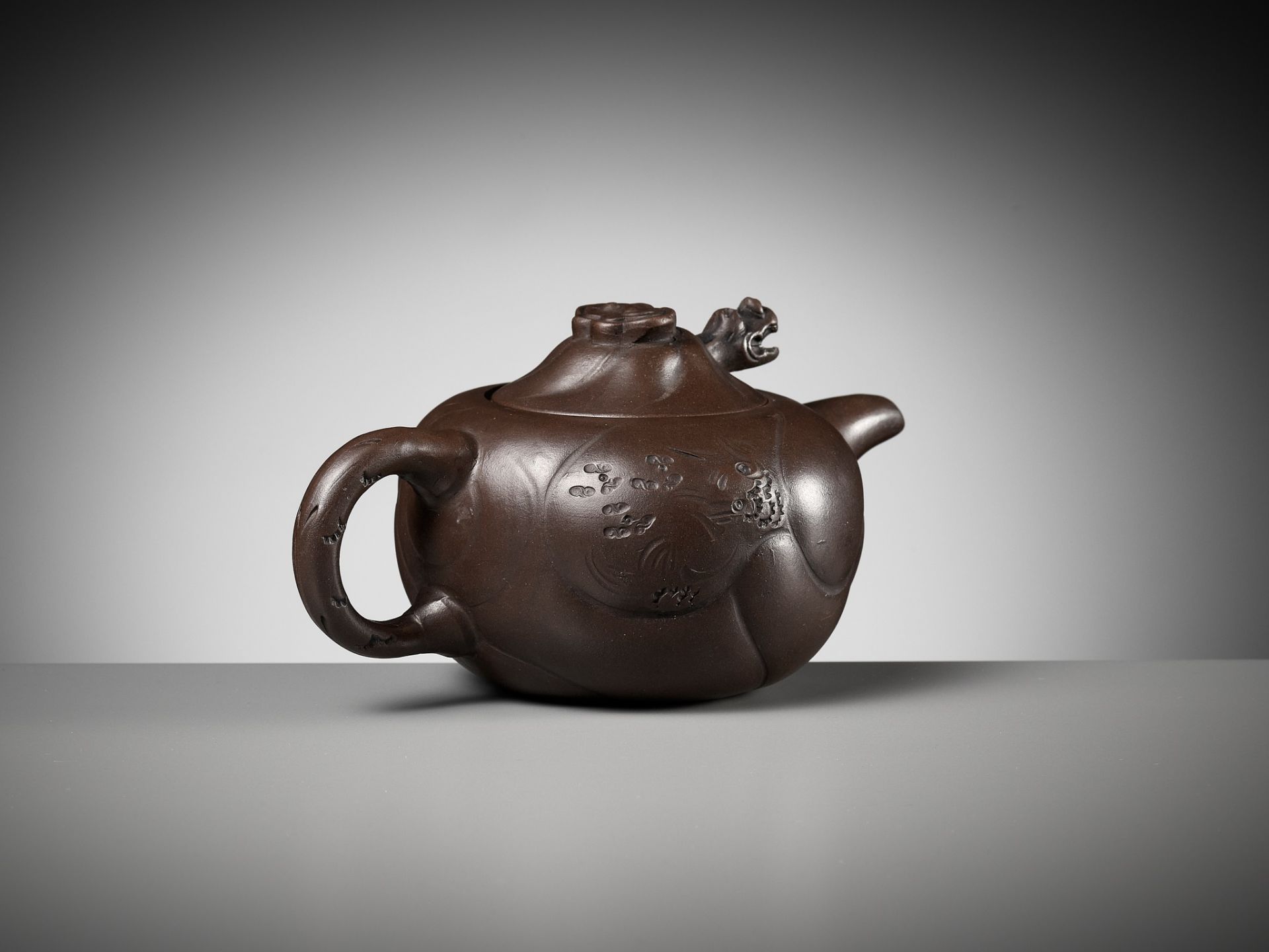 A YIXING STONEWARE 'DRAGON AND CARP' TEAPOT AND COVER, BY WANG YUYING, REPUBLIC PERIOD - Image 12 of 15