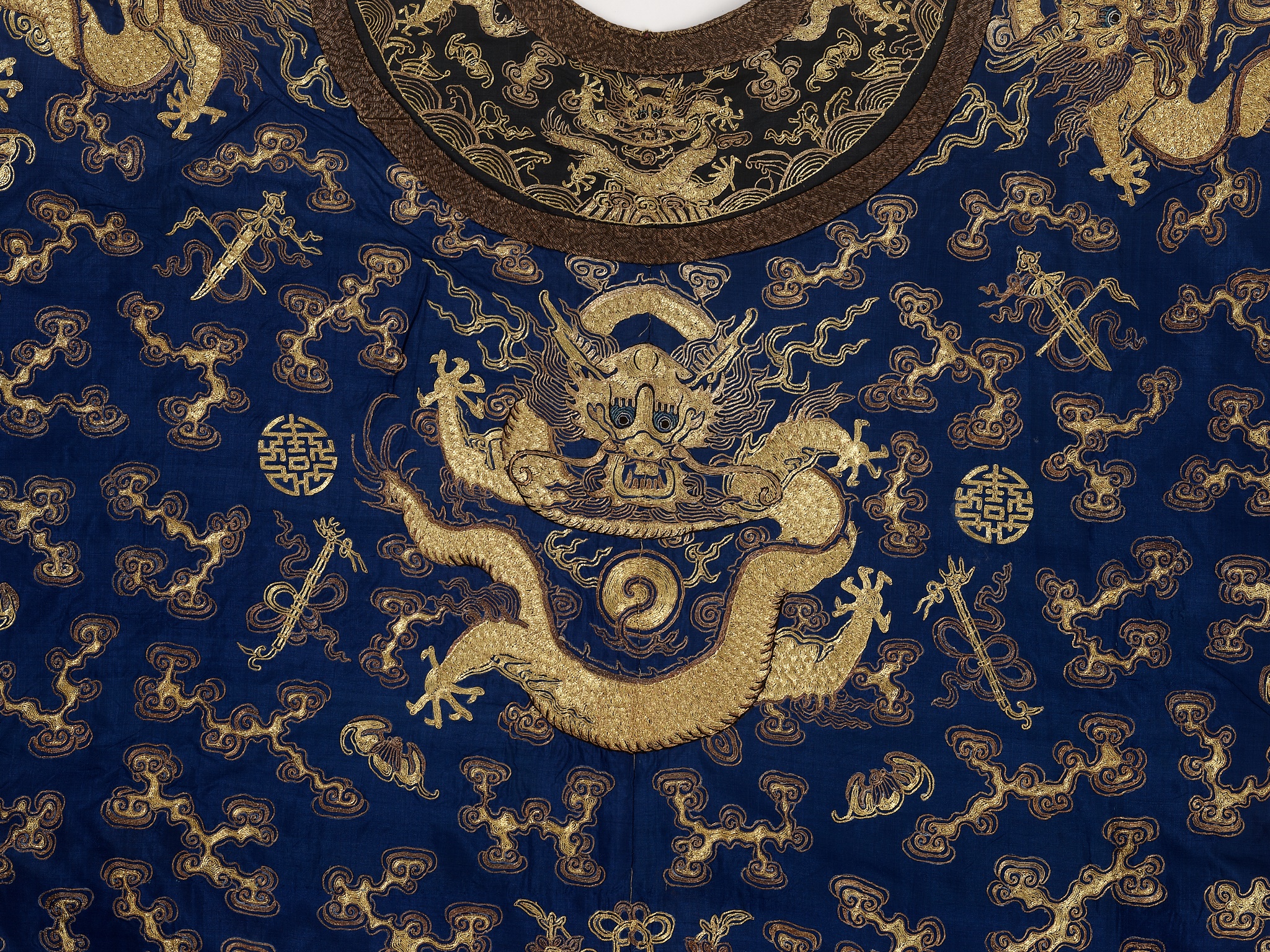 A GOLD-EMBROIDERED BLUE-GROUND SEMIFORMAL NINE-DRAGON ROBE, JIFU, JIAQING PERIOD - Image 13 of 15