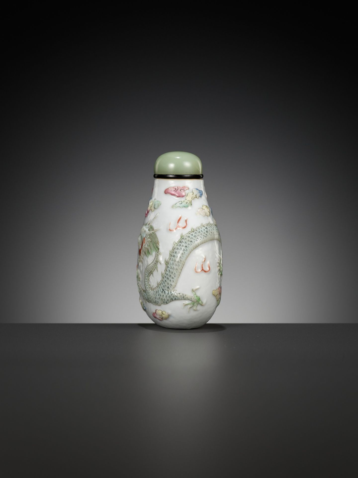 A MOLDED AND CARVED 'DRAGON' FAMILLE ROSE PORCELAIN SNUFF BOTTLE, SIGNED LIQUAN, CHINA, 1853-1864 - Bild 10 aus 16