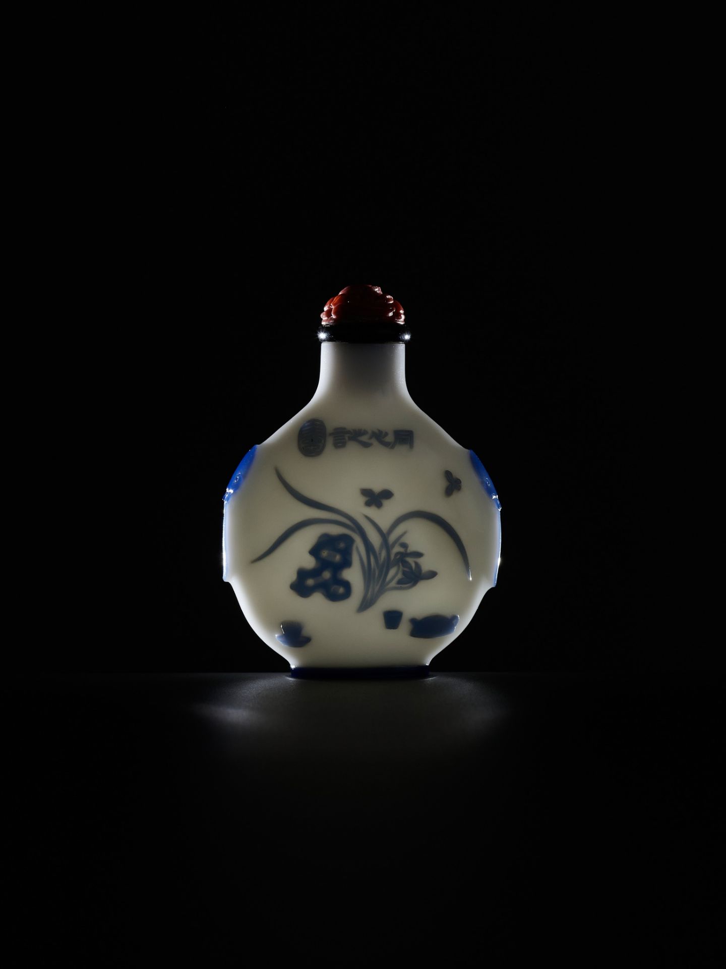 AN INSCRIBED SAPPHIRE-BLUE OVERLAY GLASS SNUFF BOTTLE, YANGZHOU SCHOOL, CHINA, 1800-1880 - Bild 10 aus 20