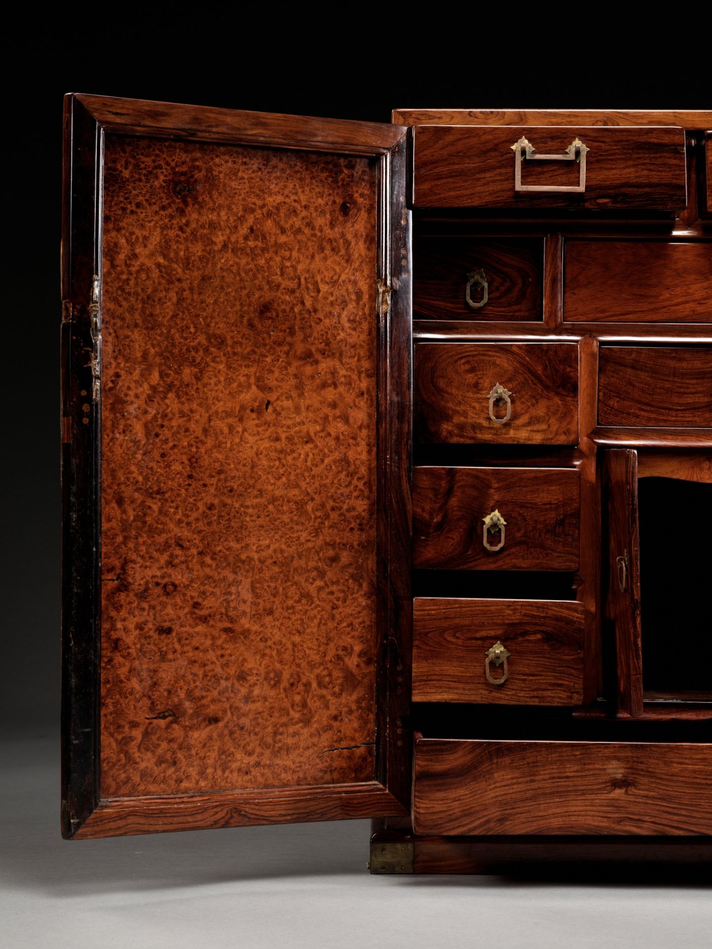 A LARGE HUANGHUALI APOTHECARY CABINET (YAOGUI) WITH FOURTEEN DRAWERS, EARLY QING DYNASTY - Bild 13 aus 20