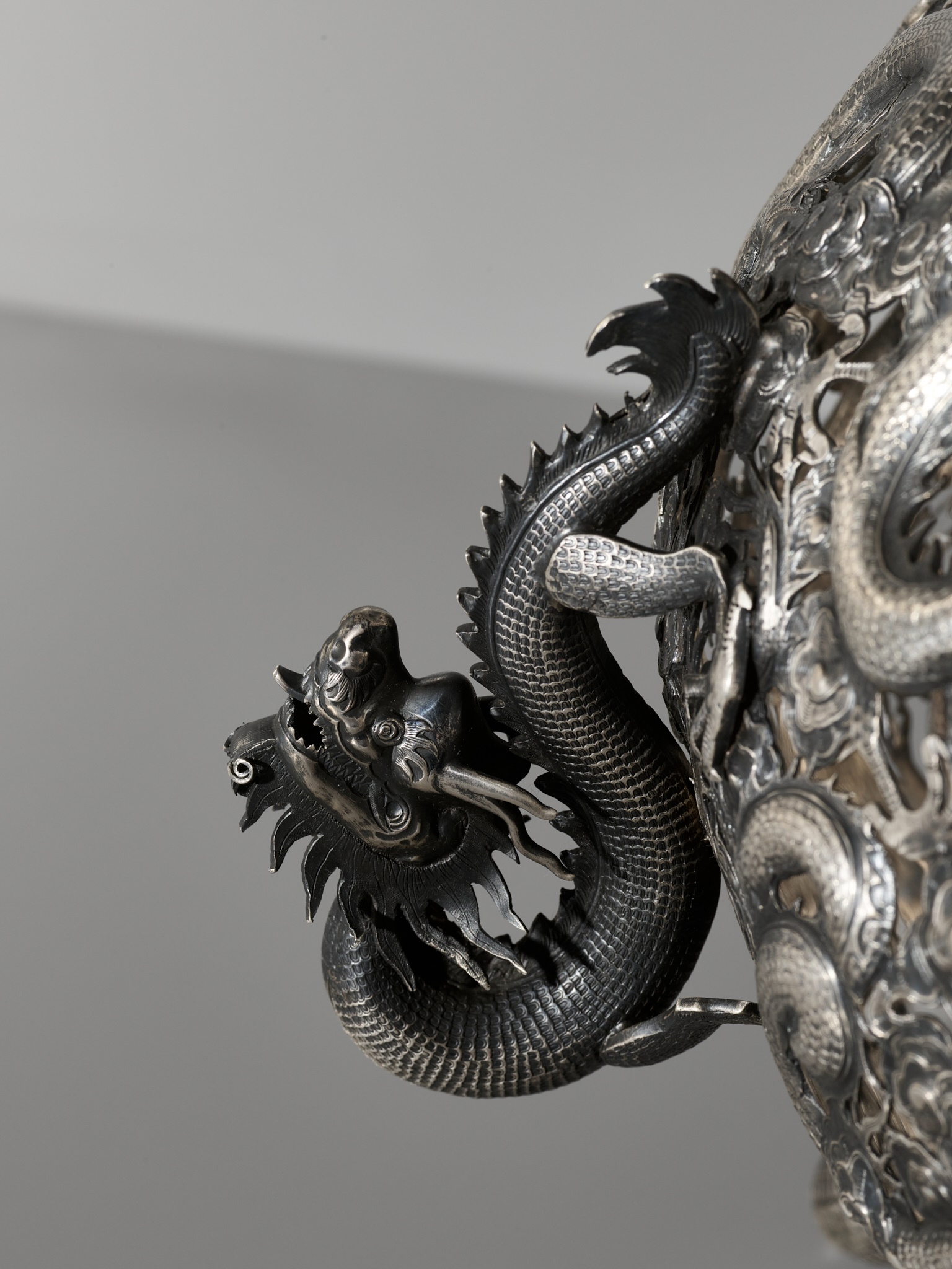 A LARGE SILVER 'DRAGON' RETICULATED PUNCH BOWL, MARKS OF SUI CHANG AND WANG HING - Image 13 of 17