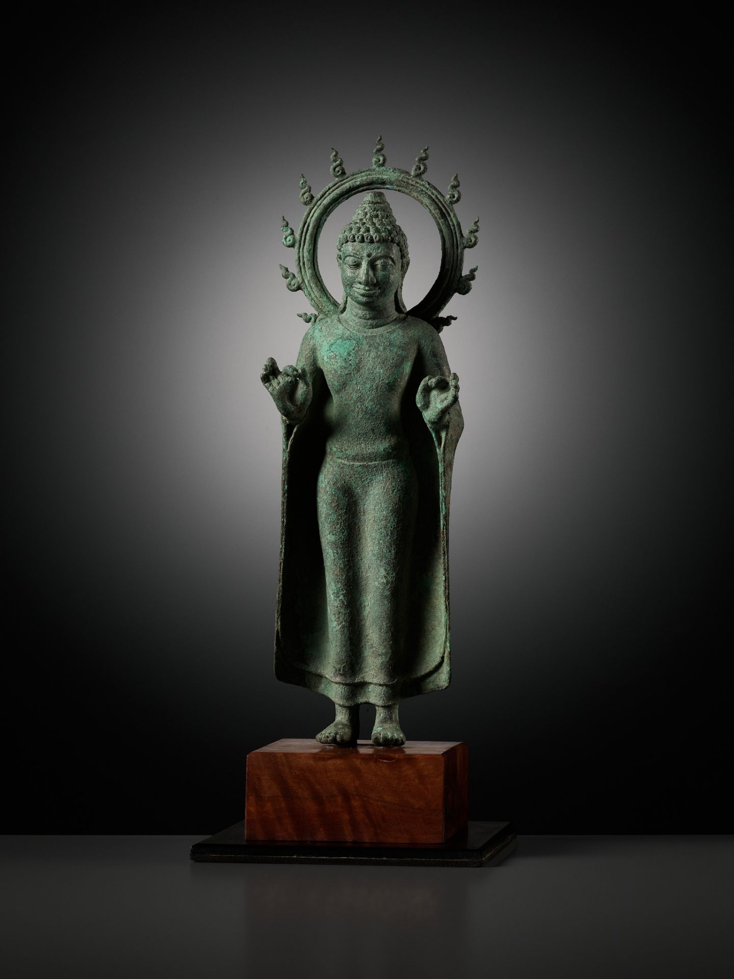 A BRONZE STATUE OF BUDDHA WITHIN A FLAMING AUREOLE, INDONESIA, CENTRAL JAVA, 8TH-9TH CENTURY - Bild 2 aus 19