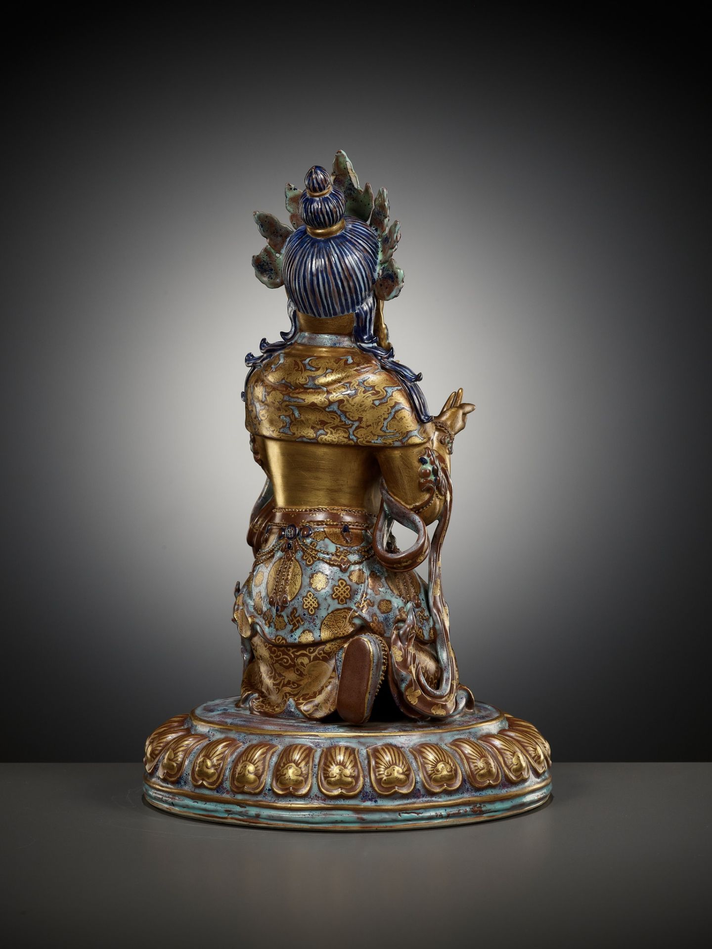 A ROBIN'S-EGG-GLAZED AND GILT PORCELAIN FIGURE OF A BODHISATTVA, QIANLONG TO JIAQING PERIOD - Image 12 of 23