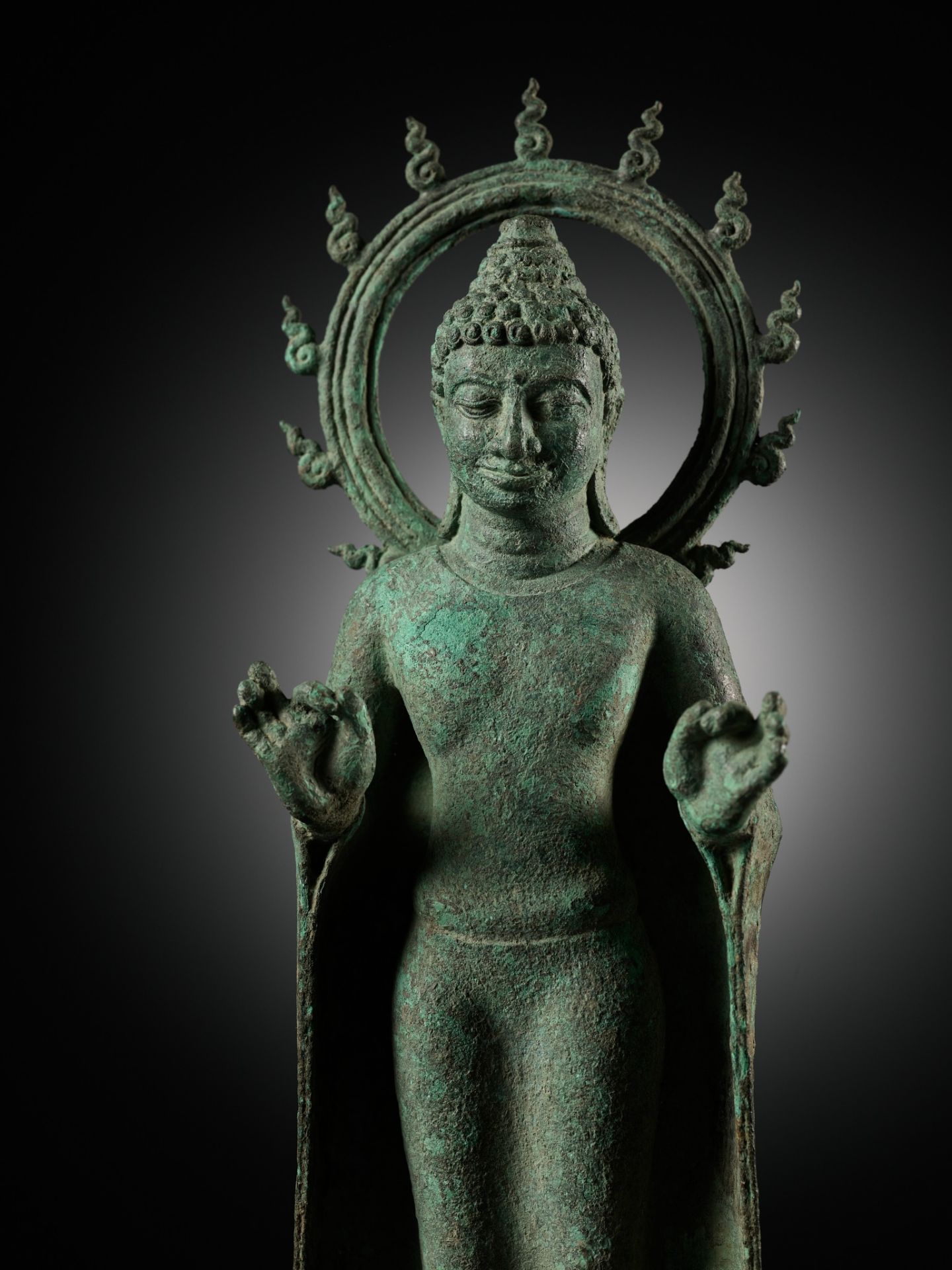A BRONZE STATUE OF BUDDHA WITHIN A FLAMING AUREOLE, INDONESIA, CENTRAL JAVA, 8TH-9TH CENTURY - Bild 7 aus 19