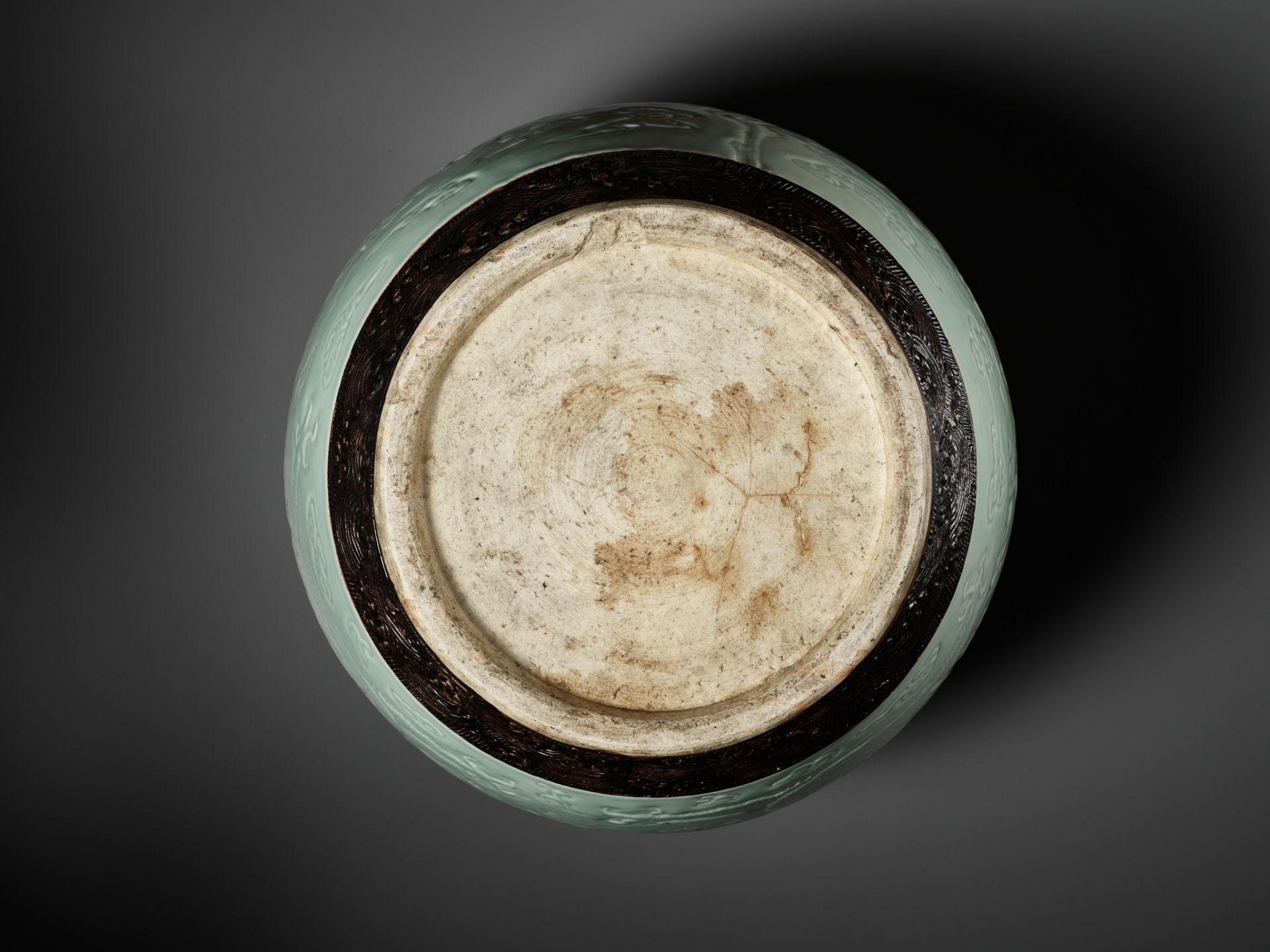 A LARGE MOLDED AND CARVED CELADON-GLAZED 'DRAGON' FISHBOWL, QING DYNASTY - Image 16 of 16