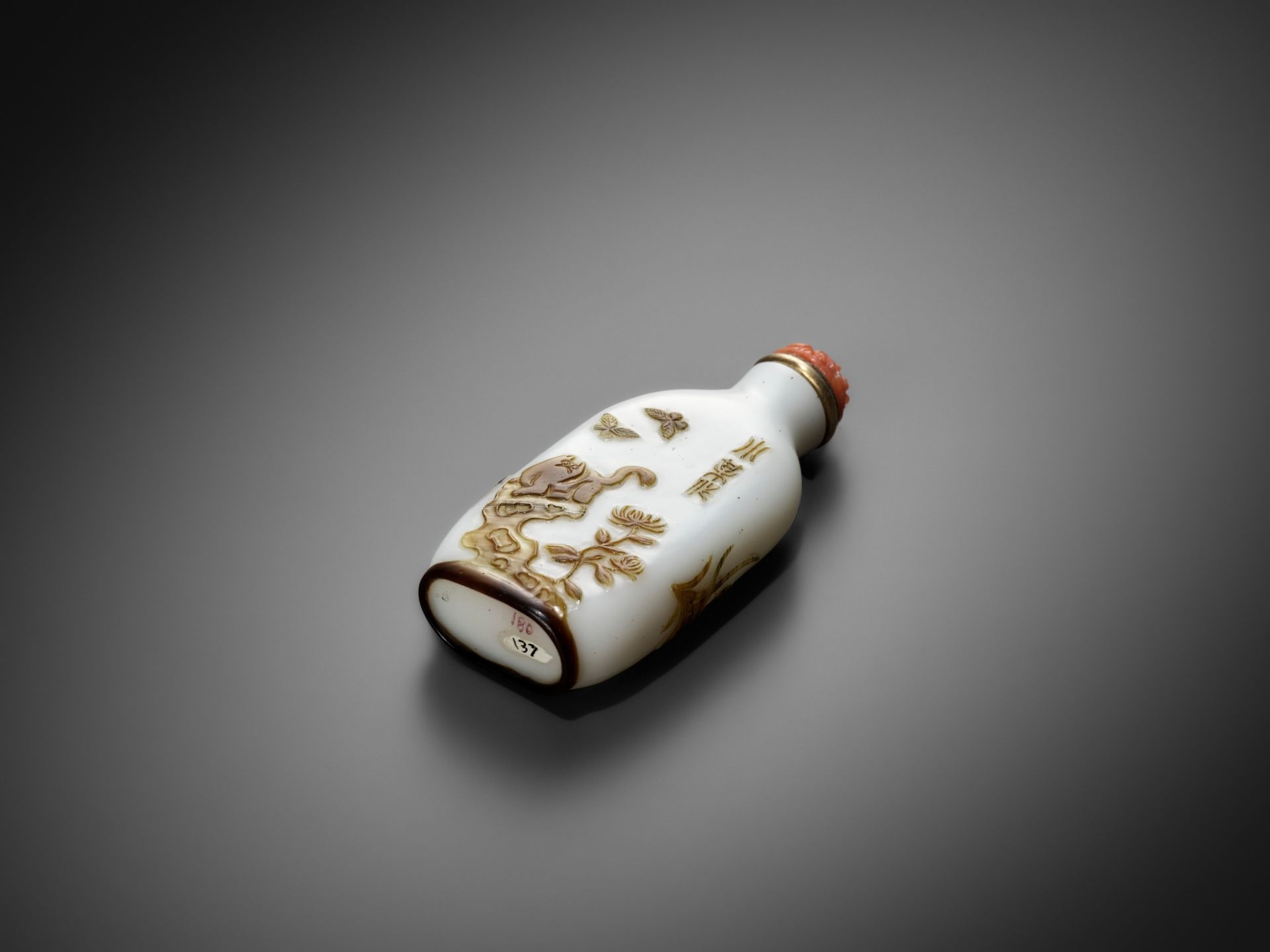 AN INSCRIBED OVERLAY GLASS ‘CAT AND BUTTERFLY’ SNUFF BOTTLE, BY WANG SU, YANGZHOU SCHOOL, 1820-1840 - Image 19 of 19