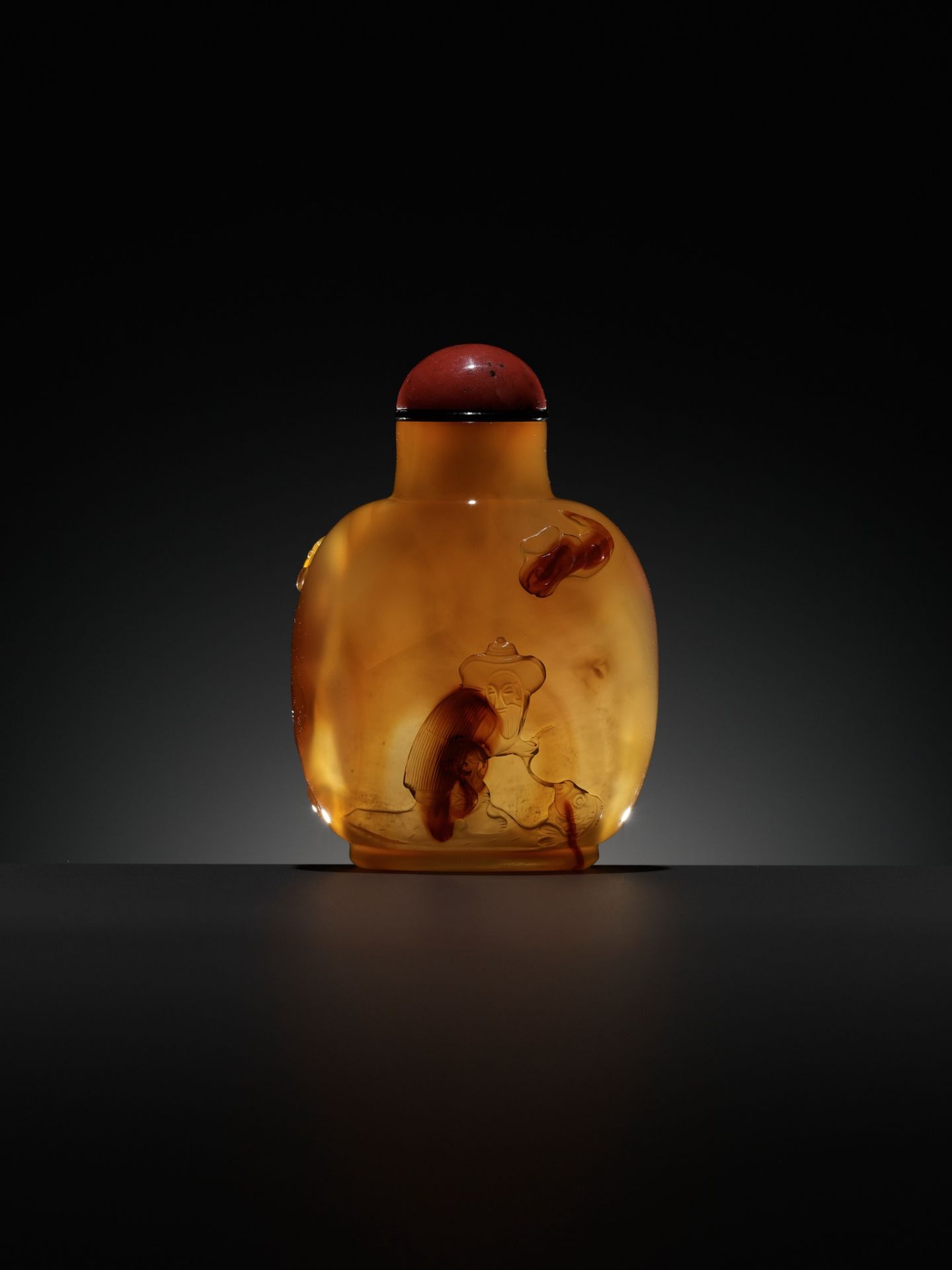 A CAMEO AGATE 'ZHONG KUI' SNUFF BOTTLE, OFFICIAL SCHOOL, CHINA, 1770-1840 - Image 9 of 14