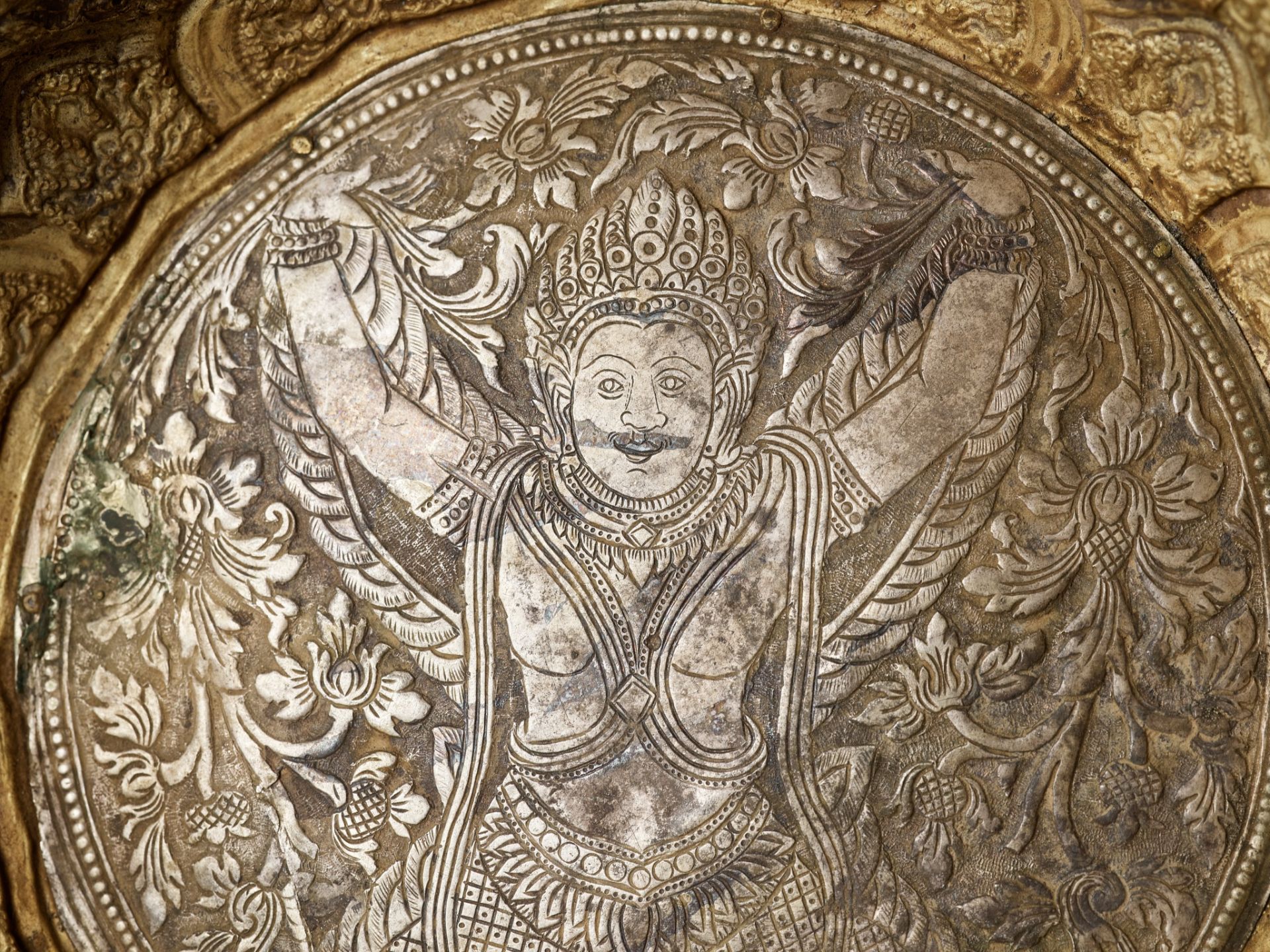 A SILVER-INLAID GOLD REPOUSSÉ BOWL DEPICTING GARUDA, VIETNAM,FORMER KINGDOMS OF CHAMPA,CIRCA 10TH C. - Image 11 of 18