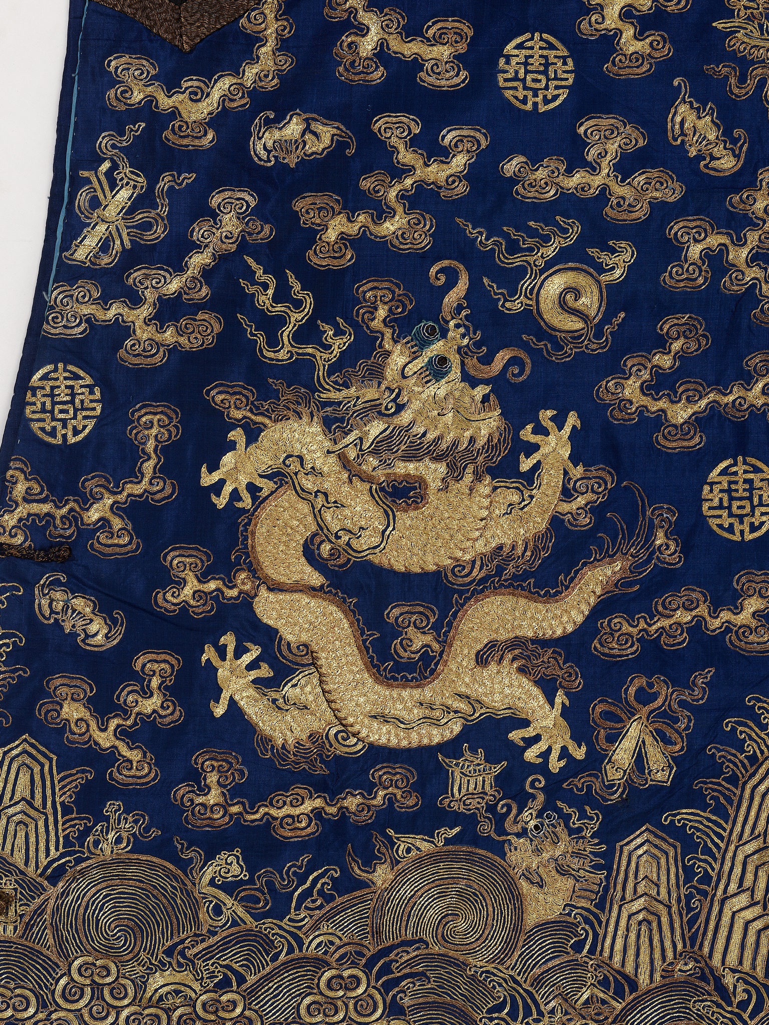 A GOLD-EMBROIDERED BLUE-GROUND SEMIFORMAL NINE-DRAGON ROBE, JIFU, JIAQING PERIOD - Image 4 of 15