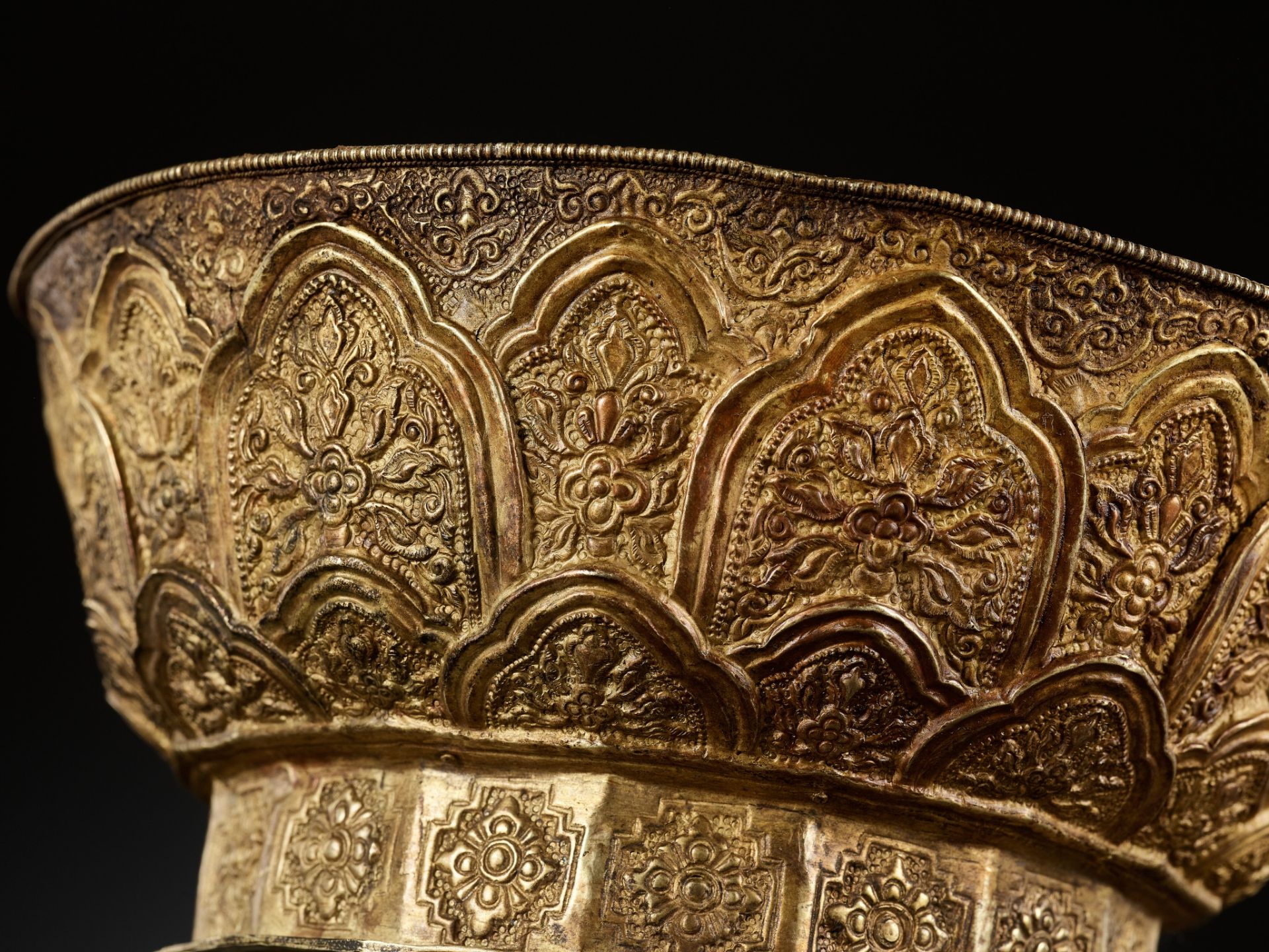 A SILVER-INLAID GOLD REPOUSSÉ BOWL DEPICTING GARUDA, VIETNAM,FORMER KINGDOMS OF CHAMPA,CIRCA 10TH C. - Image 3 of 18