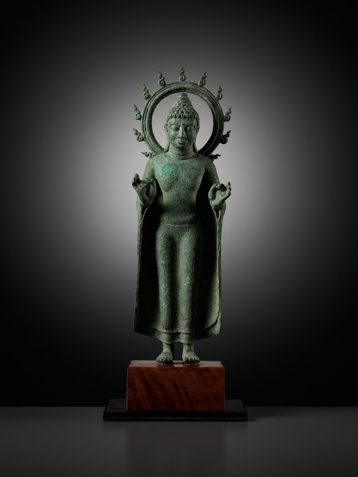 A BRONZE STATUE OF BUDDHA WITHIN A FLAMING AUREOLE, INDONESIA, CENTRAL JAVA, 8TH-9TH CENTURY - Bild 3 aus 19