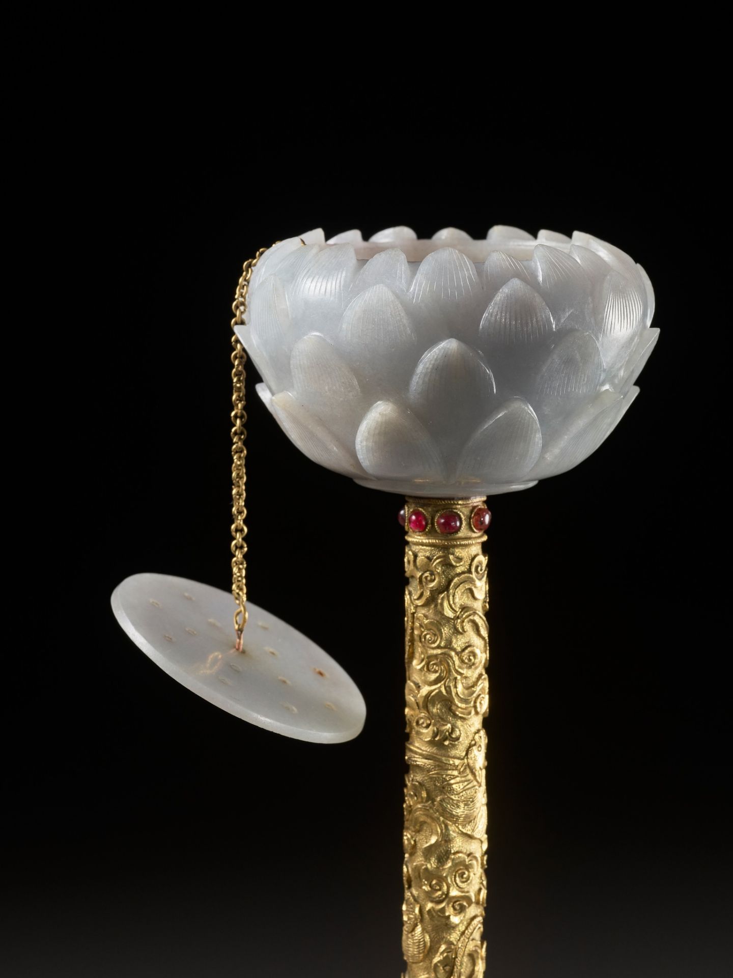 AN IMPERIAL JADE, GILT-BRONZE, AND RUBY-INLAID 'LOTUS AND BATS' HAT STAND, QIANLONG PERIOD - Image 16 of 18