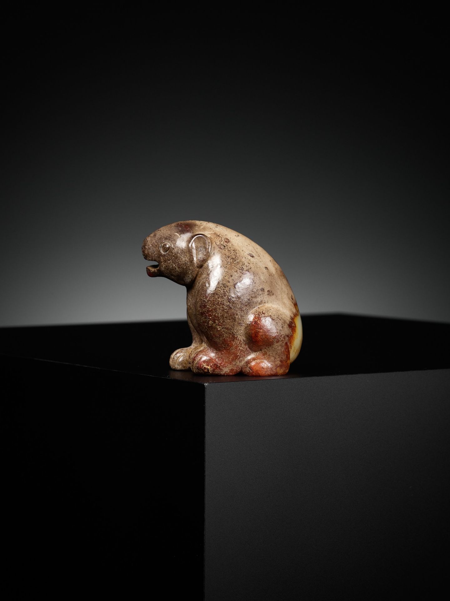 AN EXCEPTIONAL YELLOW JADE FIGURE OF A BEAR, HUANGXIONG, HAN DYNASTY, CHINA, 202 BC - 220 AD - Bild 13 aus 19